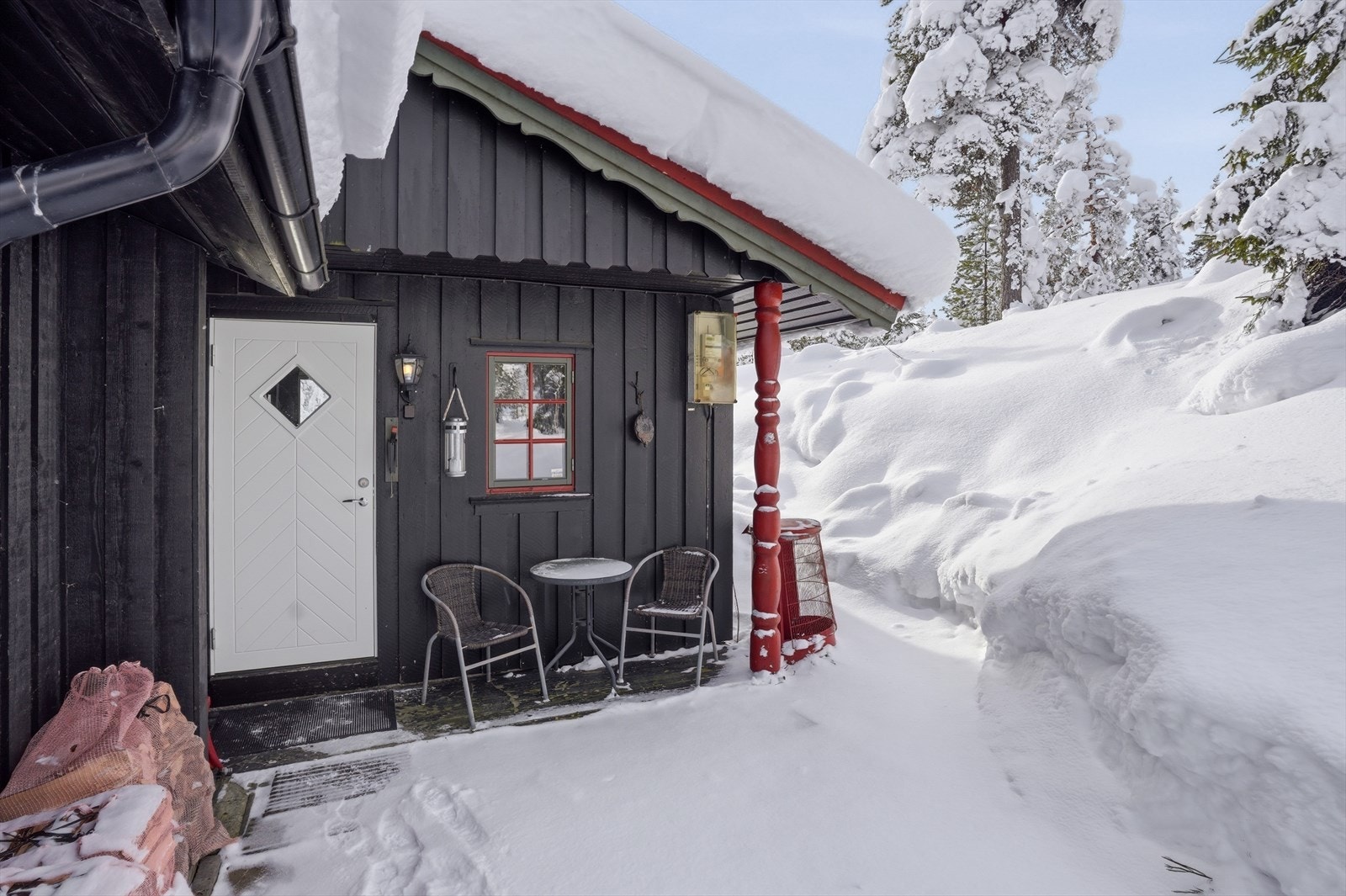 Koselig inngangsparti med plass til enkle utebmøbler. Galleribilde