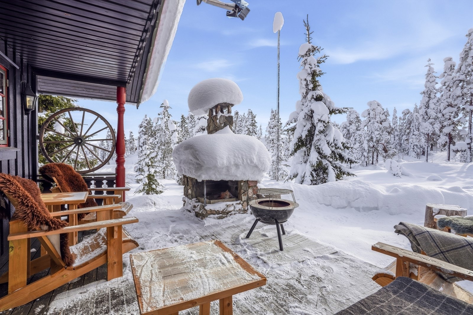 Koselig og delvis overbygget uteplass med utgang fra stuen. Plassbygget utepeis og utsyn til omgivelsene. Galleribilde