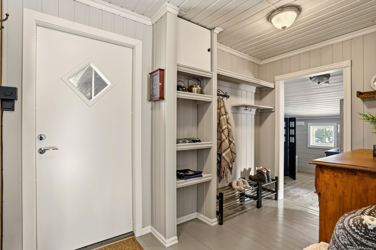 Romslig vindfang og gang, med god plass til å henge fra seg yttertøy. Galleribilde