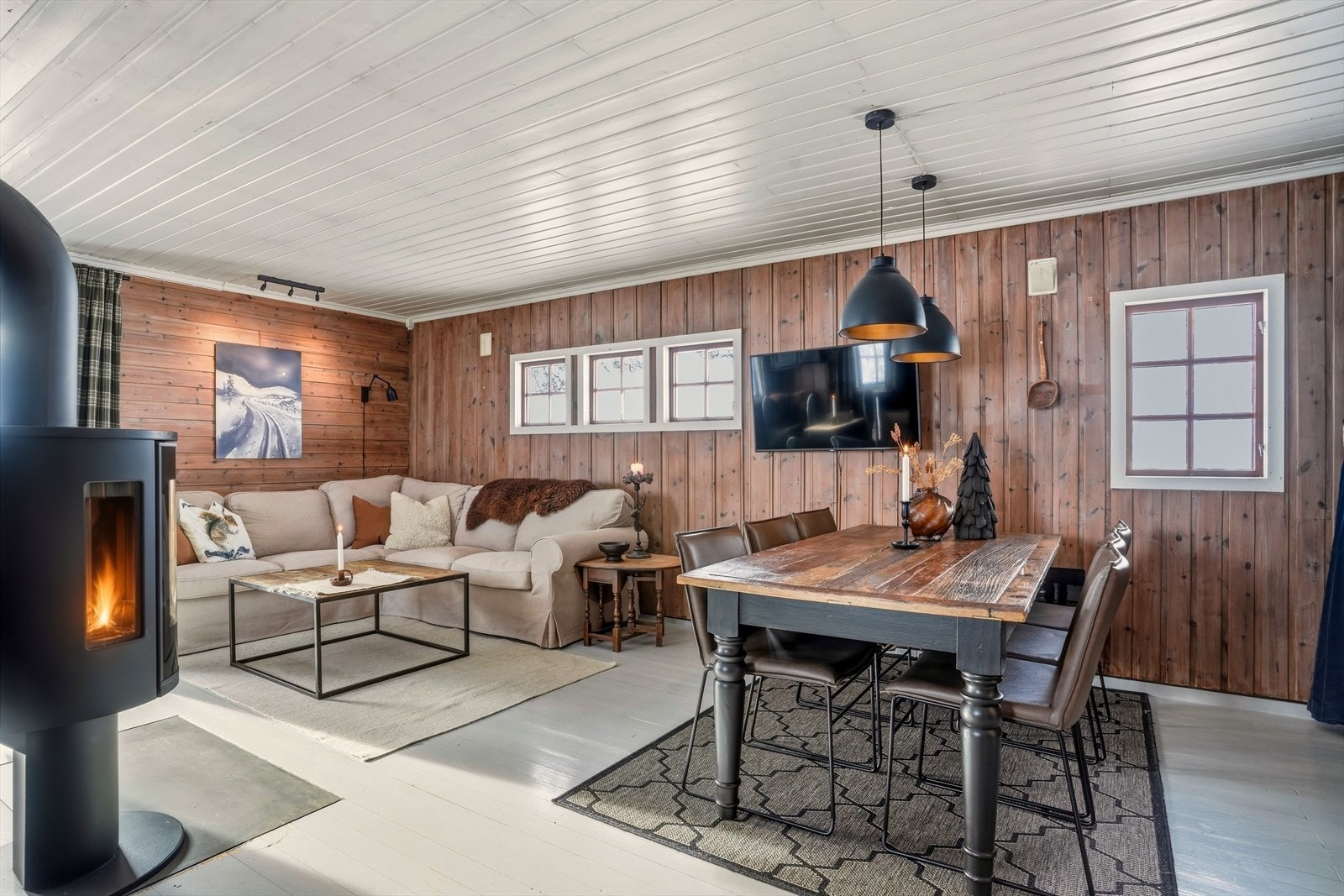 Stue/spisestue/kjøkken har godt med vindusflater som gir godt med dagslys inn i rommet. Galleribilde