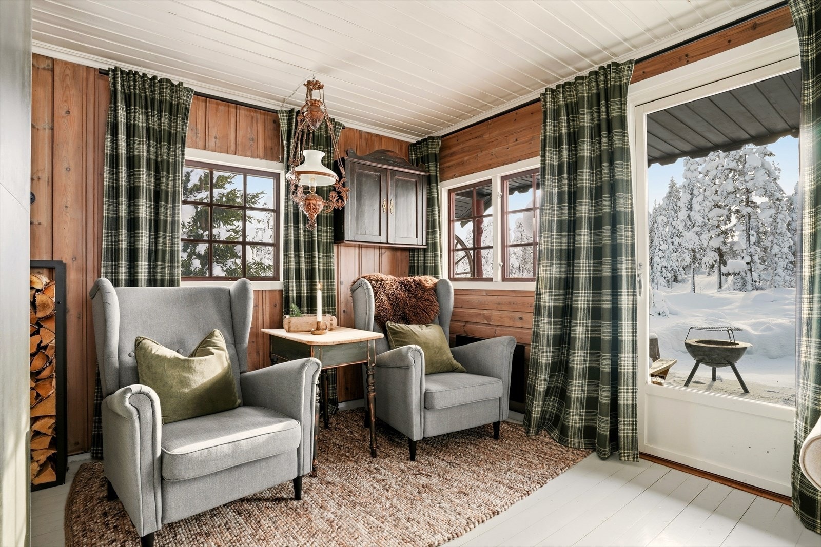 Utgang til solrik uteplass fra stuen. Galleribilde