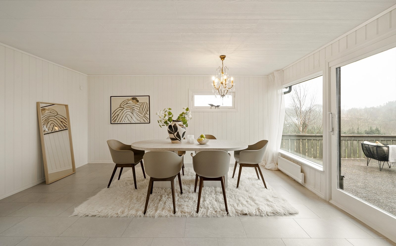 Fra spisestue er det utgang til stor uteplass og hage. Galleribilde