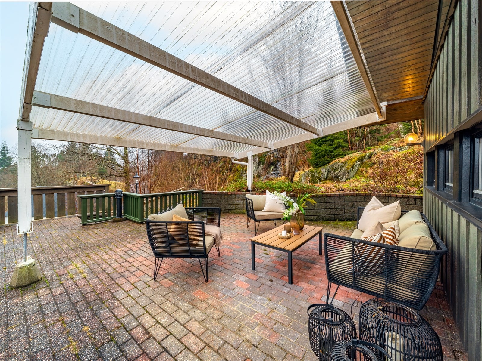 Utenfor kjøkken/spisestue er det en stor og solrik terrasse med belegningsstein som kan møbleres i flere soner. Galleribilde