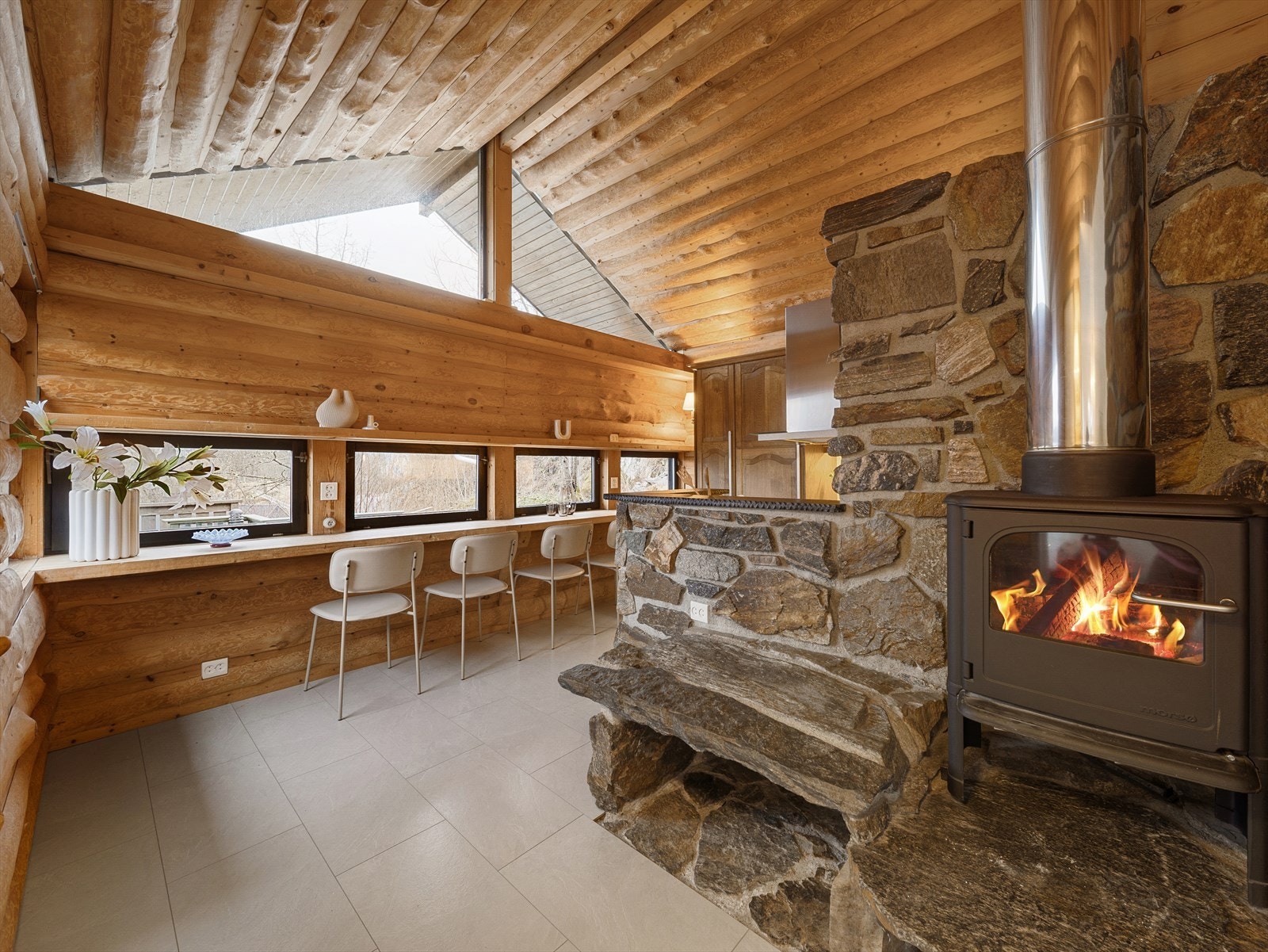 Det er åpen løsning mellom spisestue og kjøkken. Kjøkkenet har høy himling som gir en god romfølelse i rommet. Galleribilde