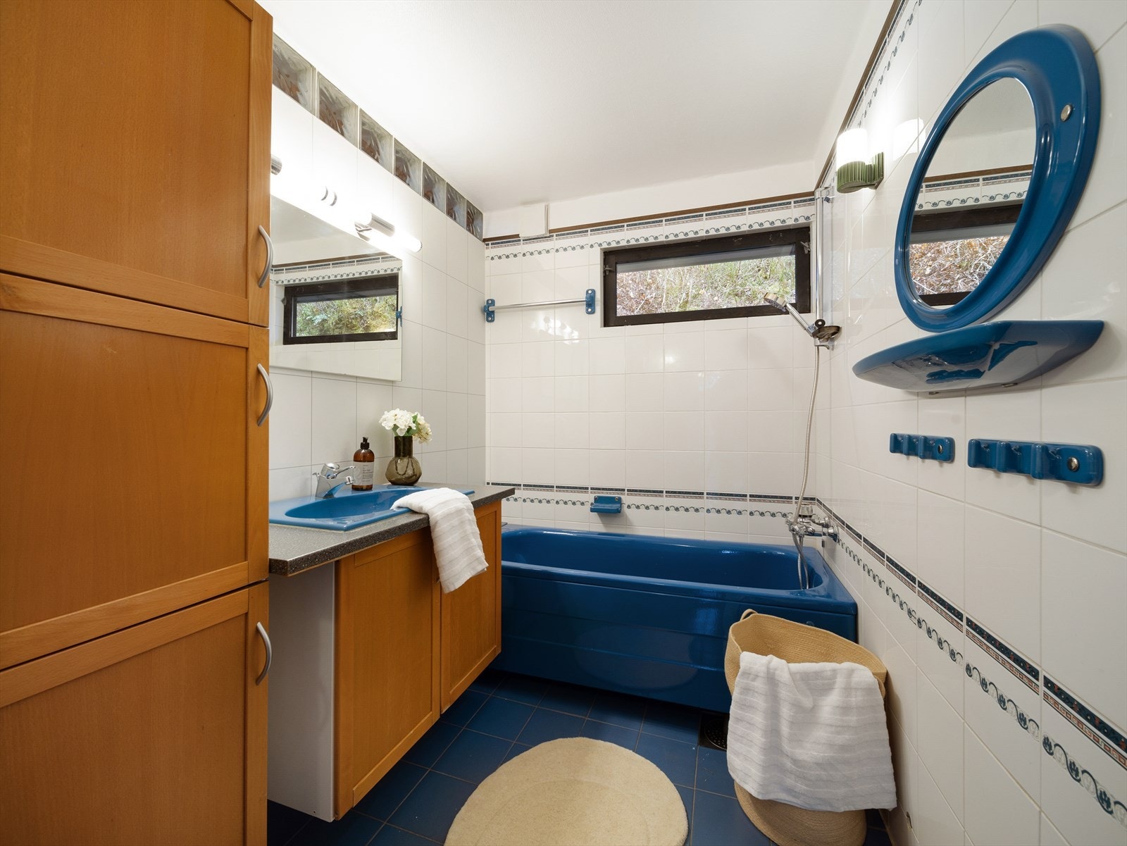 Eldre heldflist bad i 2. etasje som er innredet med badekar, toalett og baderomsmøbler med servant. Galleribilde