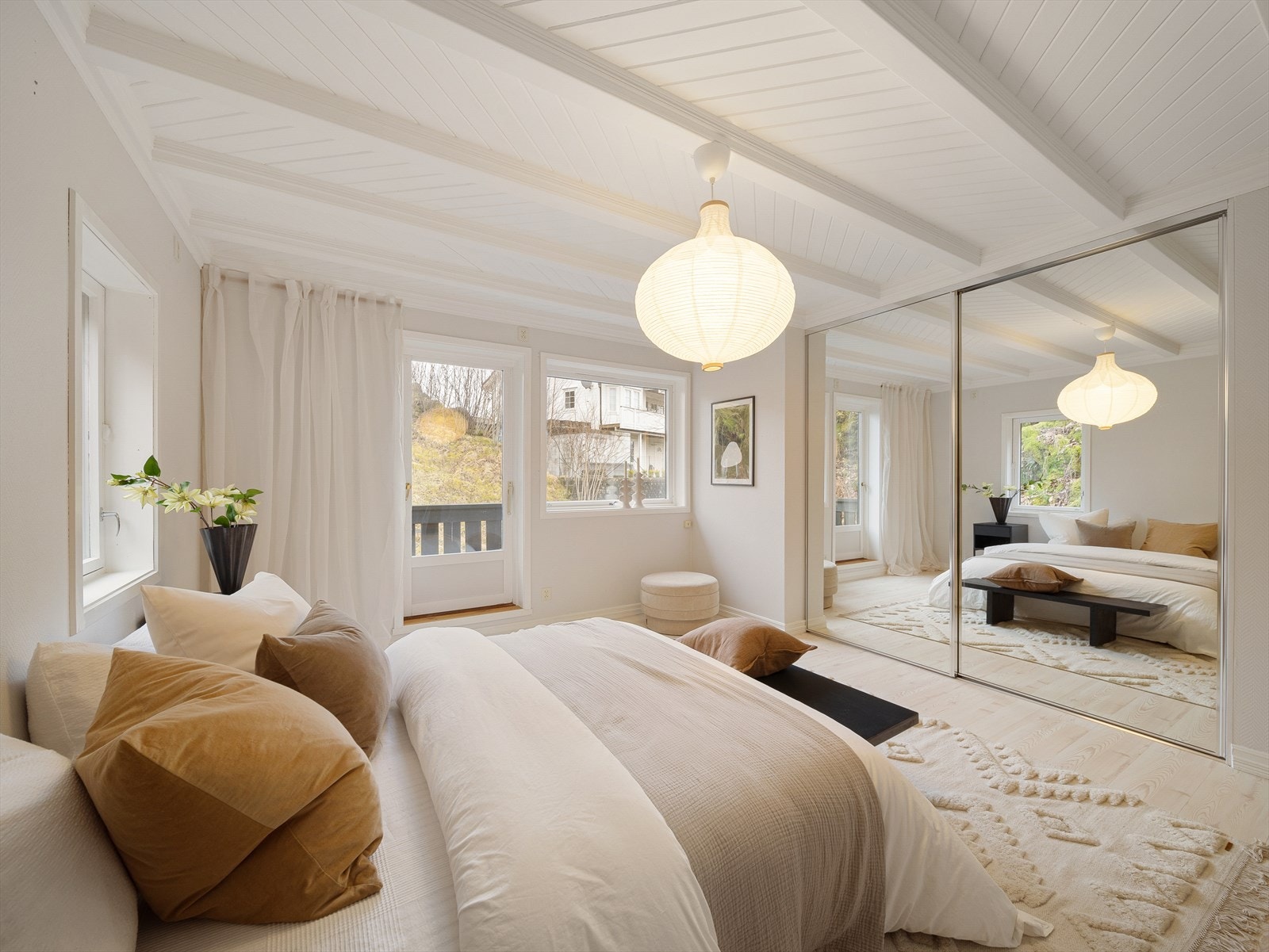 Hovedsoverommet har stor skyvedørsgarderobe med speilfronter. Galleribilde