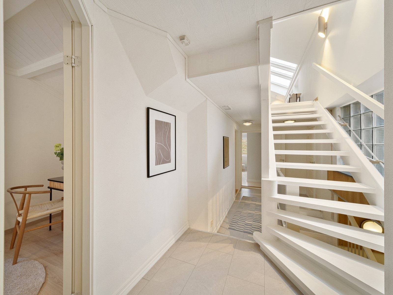 Gang i 2. etasje med trapp til stue. Galleribilde