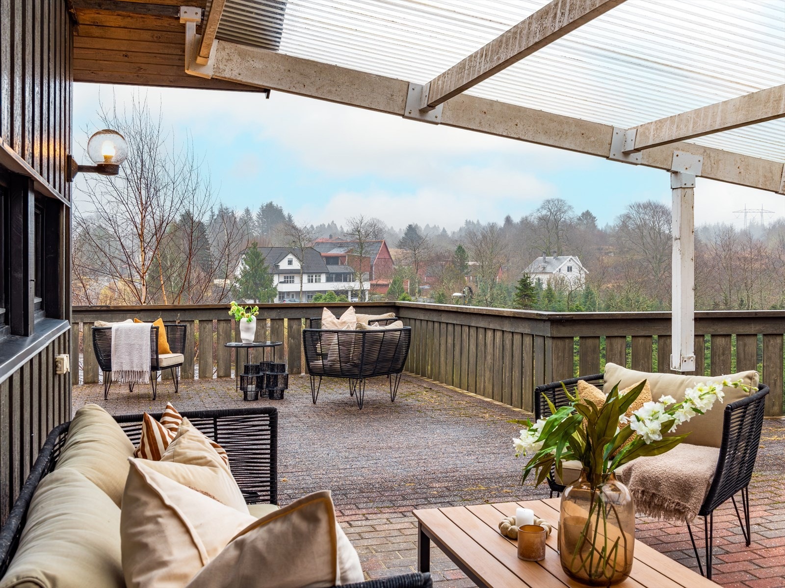 Det er praktisk takk overbygg over deler av uteplassen/terrassen. Galleribilde