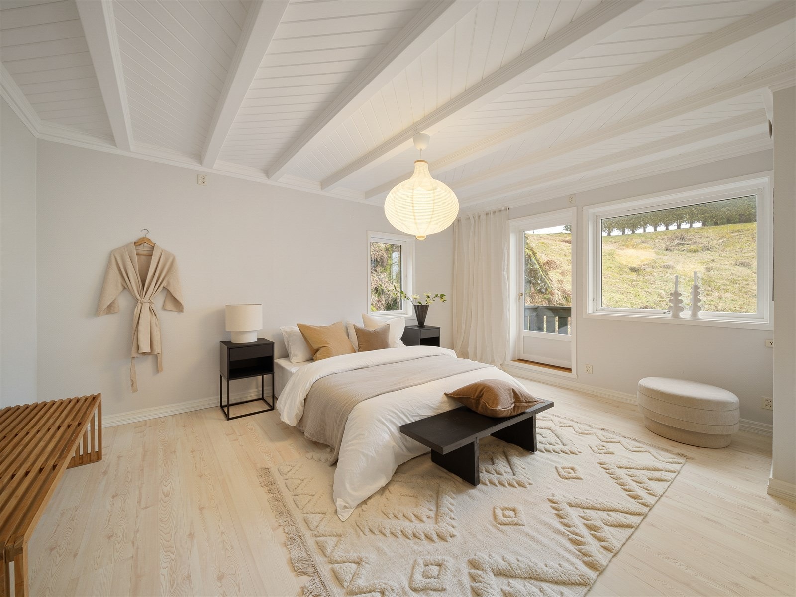 Soverom 1: Romslig hovedsoverom med god plass til å innrede med dobbeltseng, nattbord og litt til . Galleribilde