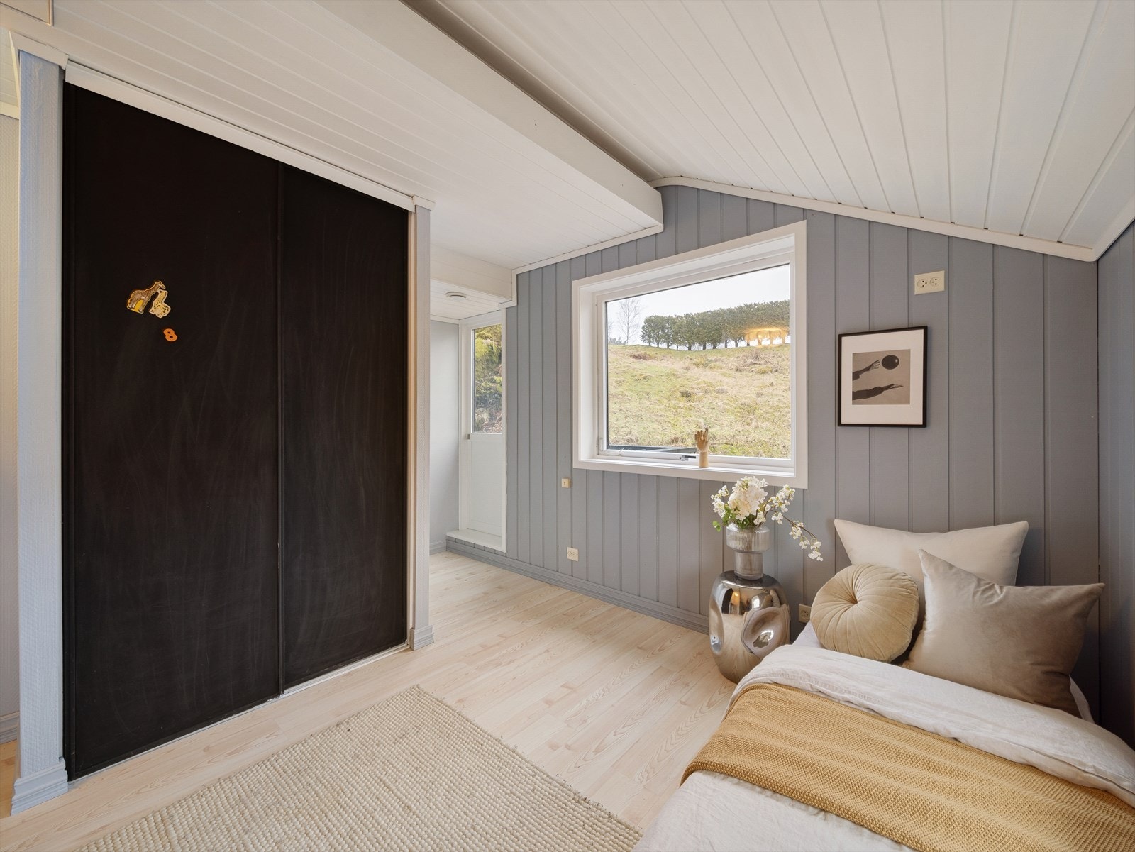 Rommet har romslig garderobe og utgang til altan. Galleribilde