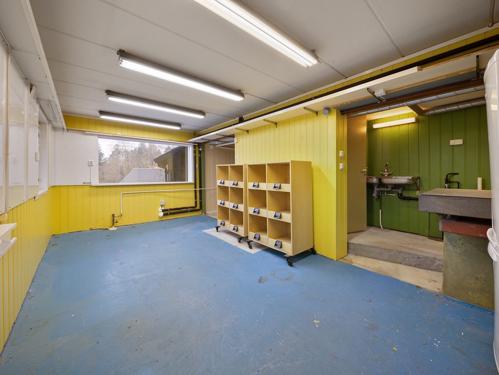 Stor hobbyrom med utslagsvask og utgang til hage. Galleribilde