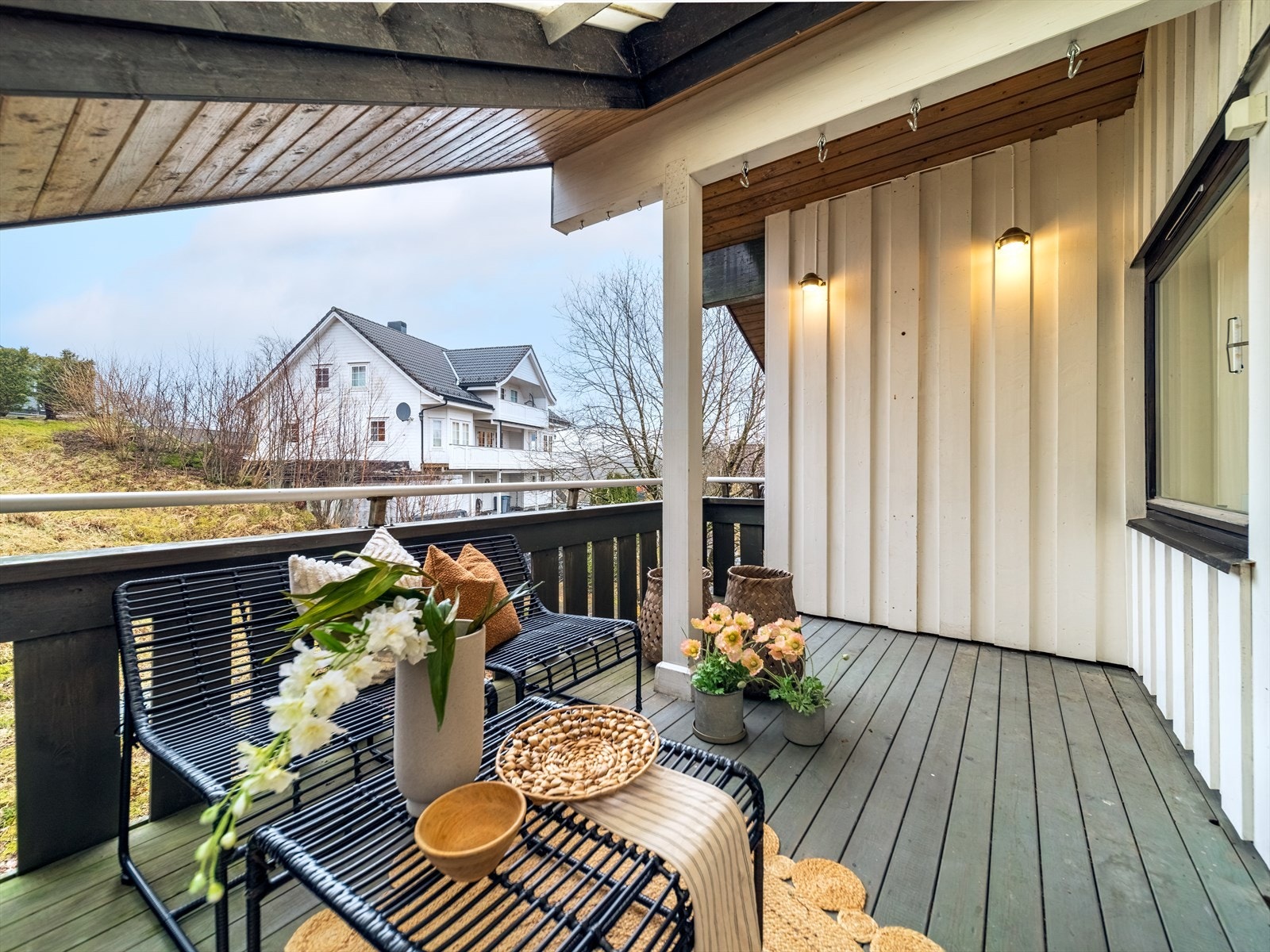 Fra stue er det utgang til overbygget altan. Galleribilde