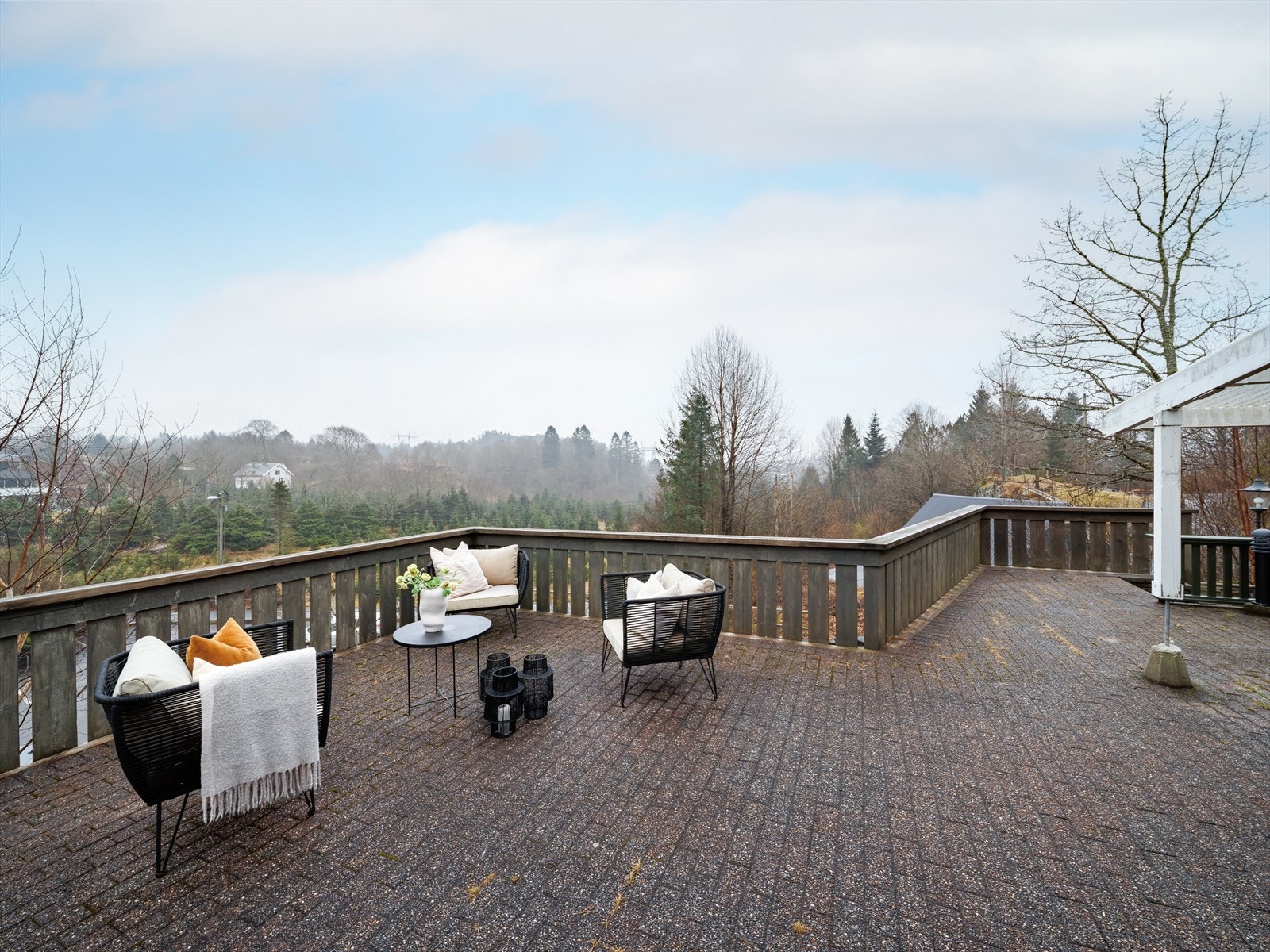 På enden av uteplassen går det trapp ned til resten av hagen og videre til garasjen. Galleribilde