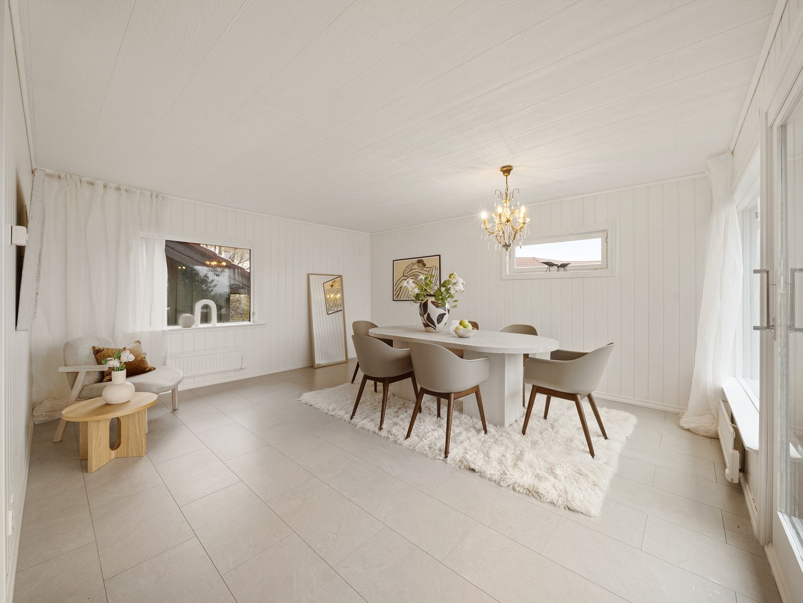 Stor spisestue/allrom ved kjøkken. Galleribilde