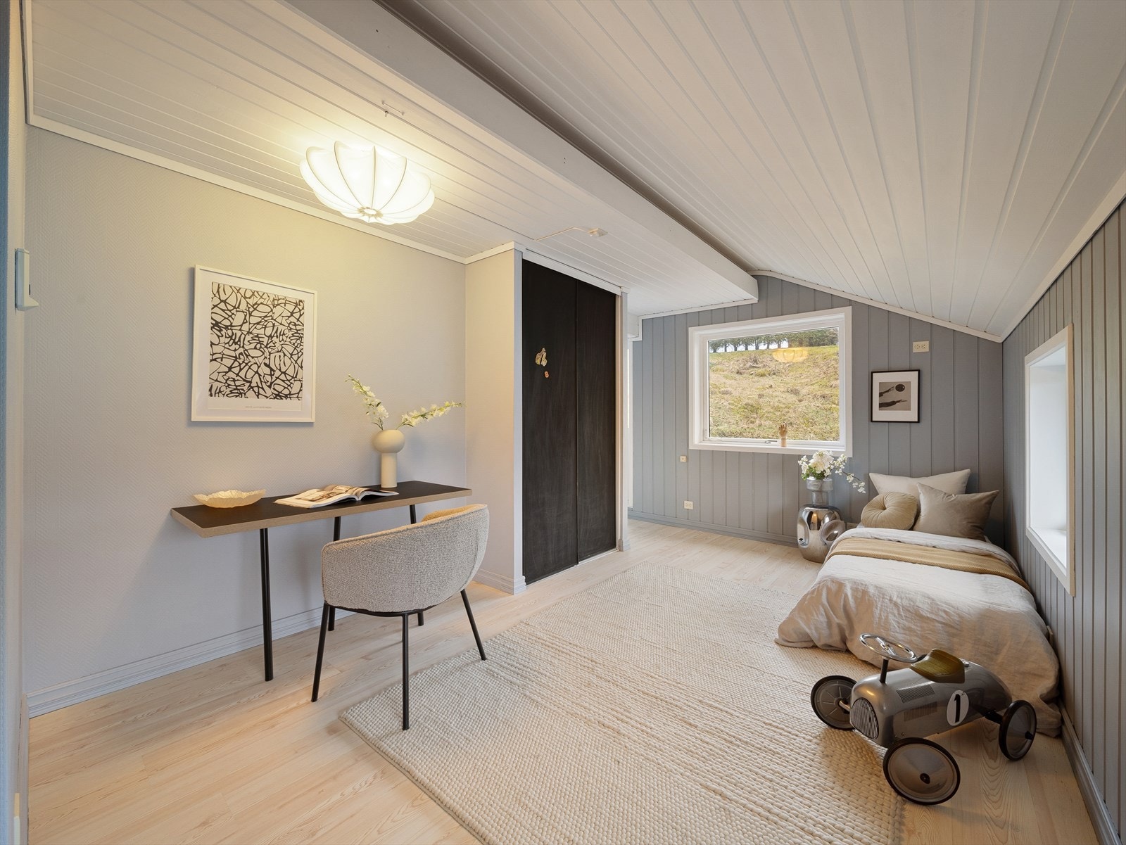 Soverom 2: Romslig soverom som er utvidet inn i tidligere bod. Passer perfekt til barnerom/ungdomsrom med plass til å innrede med seng, nattbord og skrivepult. Galleribilde