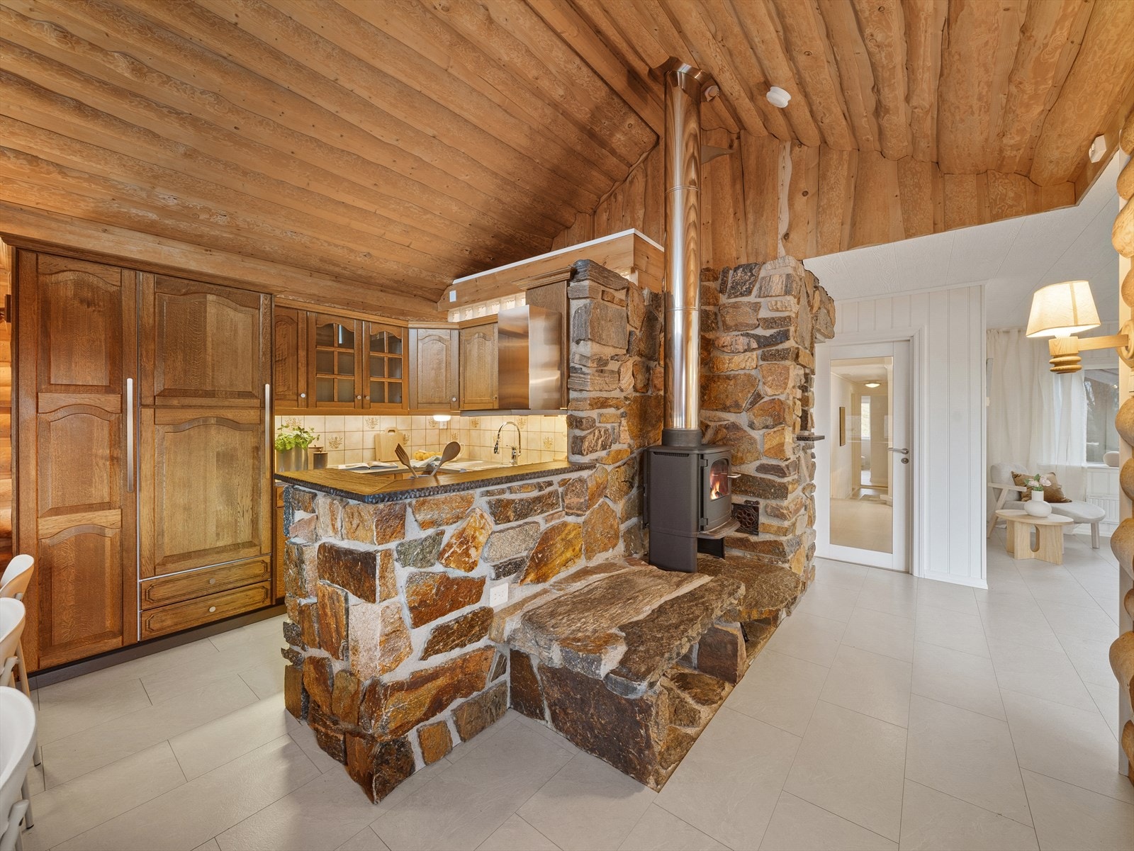 På kjøkkenet er det integrert steikeovn med keramisk koketopp, oppvaskmaskin og kjøleskap. Galleribilde