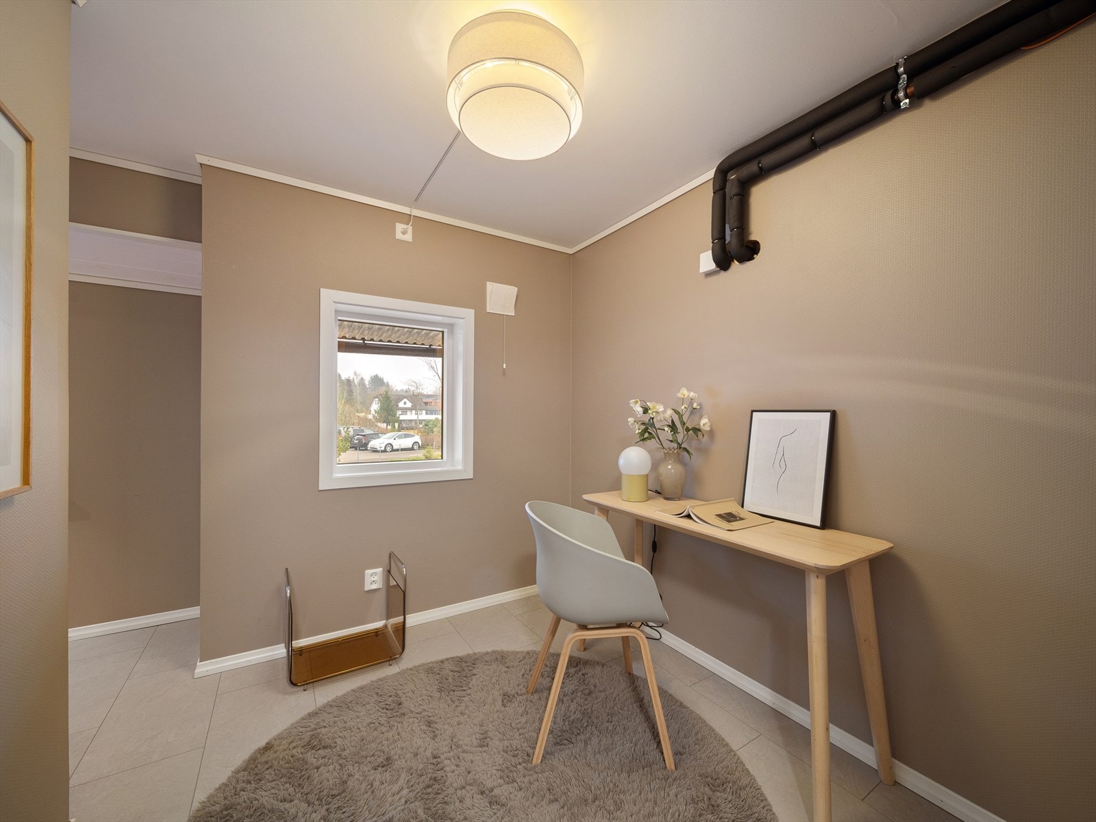 Soverom 5: Fra tidligere vaskerom er det delt av et rom som er innredet og i bruk som kontor. Rommet har godt med naturlig lys gjennom to vinduer. Galleribilde