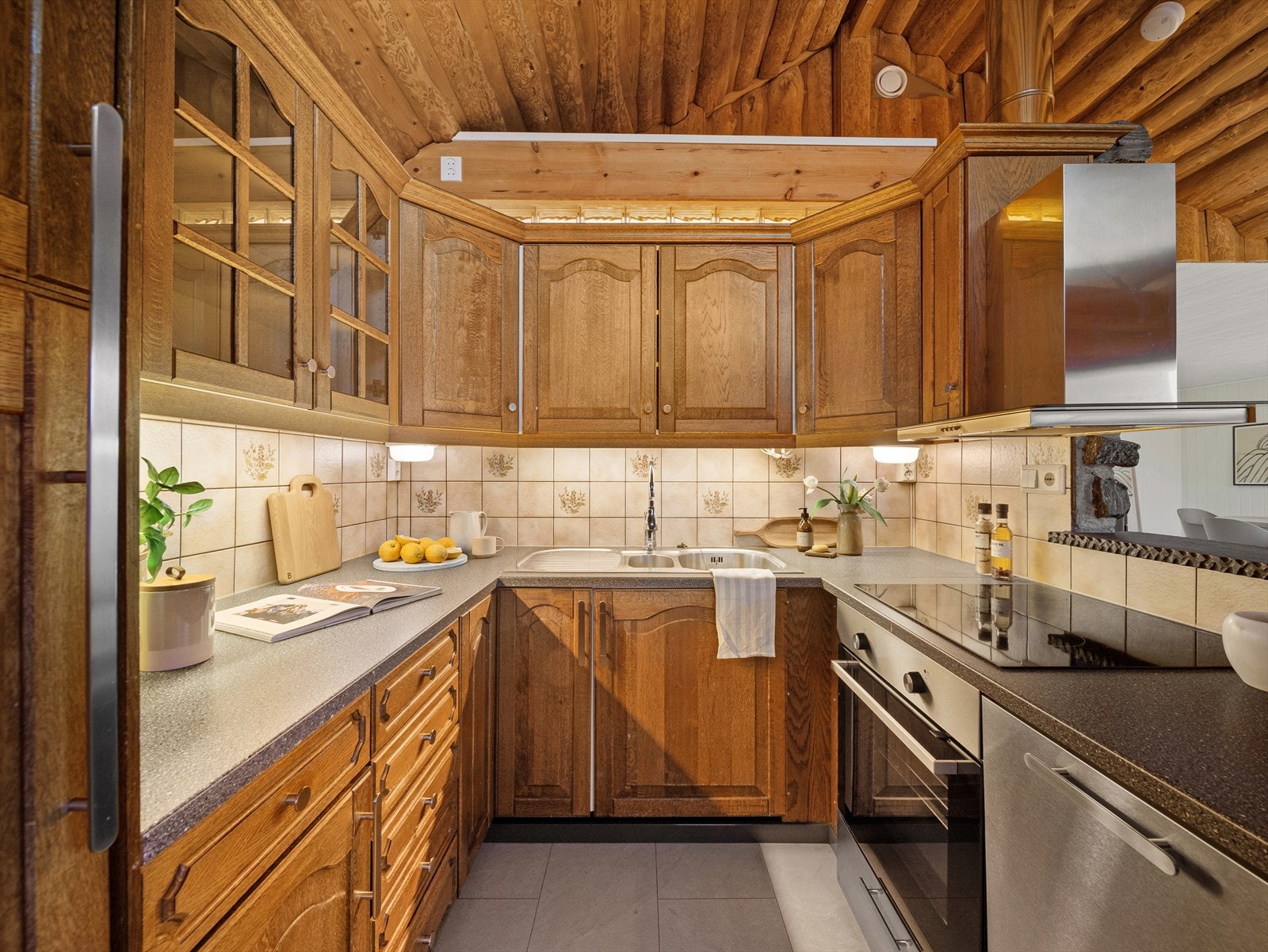 Kjøkkenet er innredet med eik fronter og laminat benkeplate. God skap- og benkeplass når en skal lage mat. Galleribilde