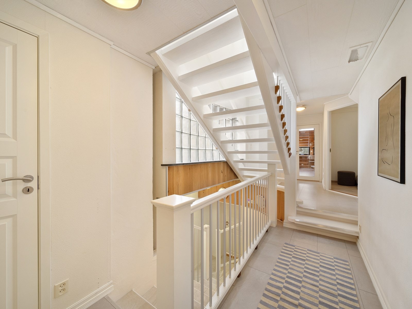 Gang i 2. etasje med inngang til alle rom i denne etasjen og trapp til stue. Galleribilde