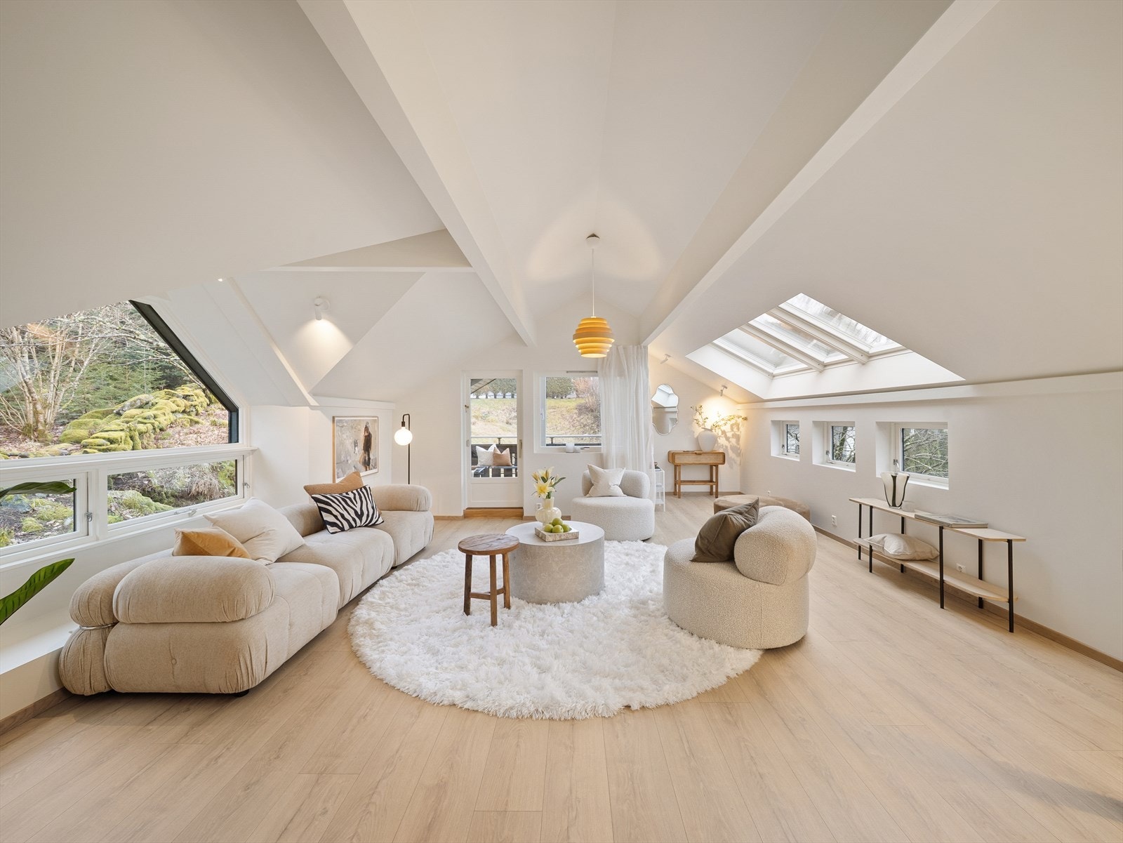 Lys og luftig stue med høy himling og godt med naturlig lys. Galleribilde