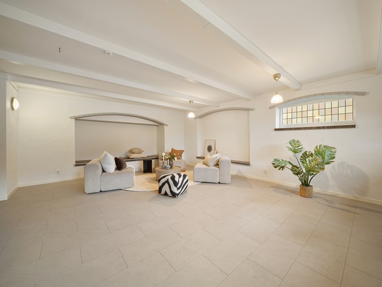 Stor kjellerstue som kan ha mange bruksmuligheter og kan innredes i flere soner. Galleribilde