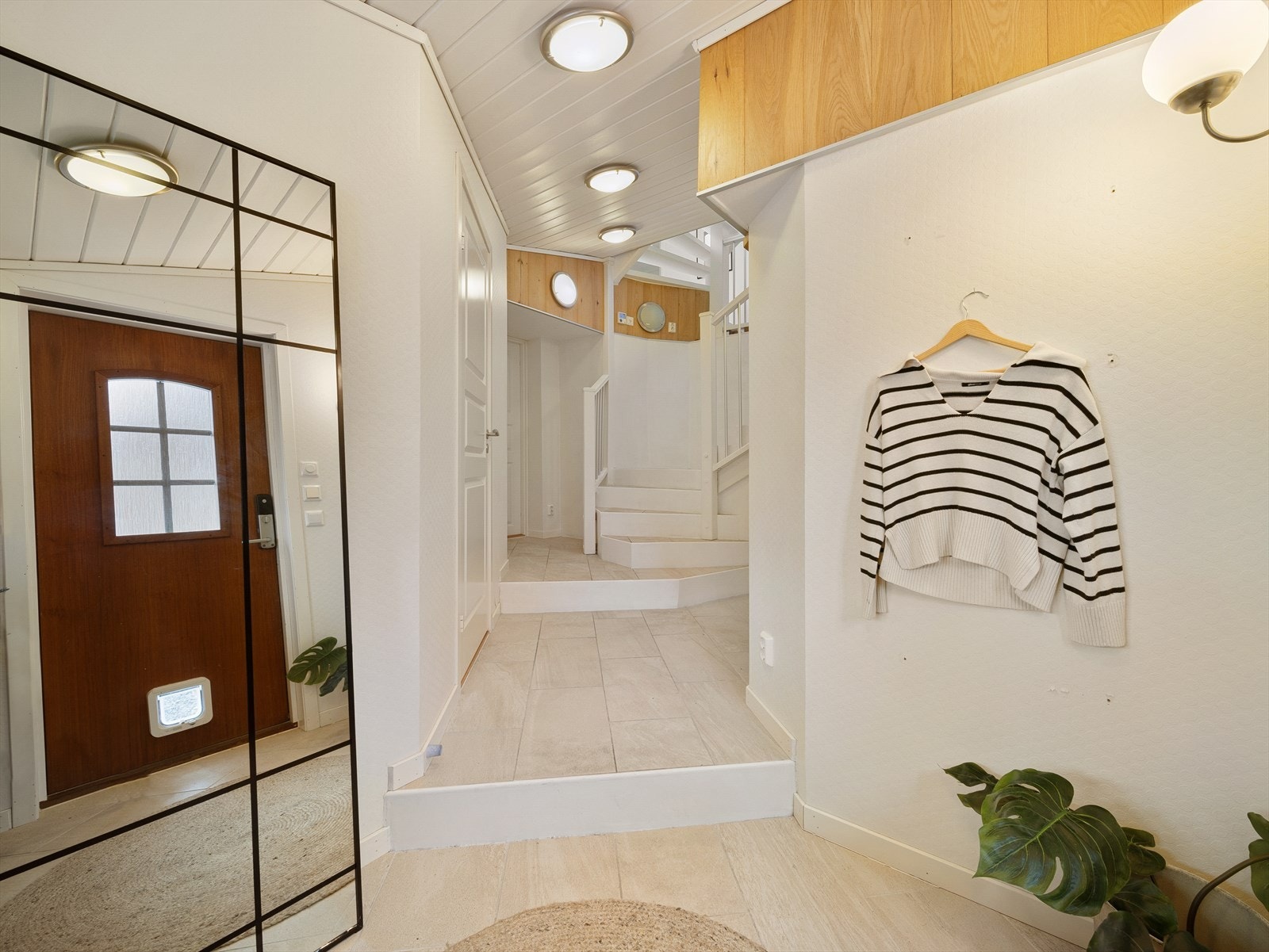 Lys entré med fliser på gulv. Galleribilde