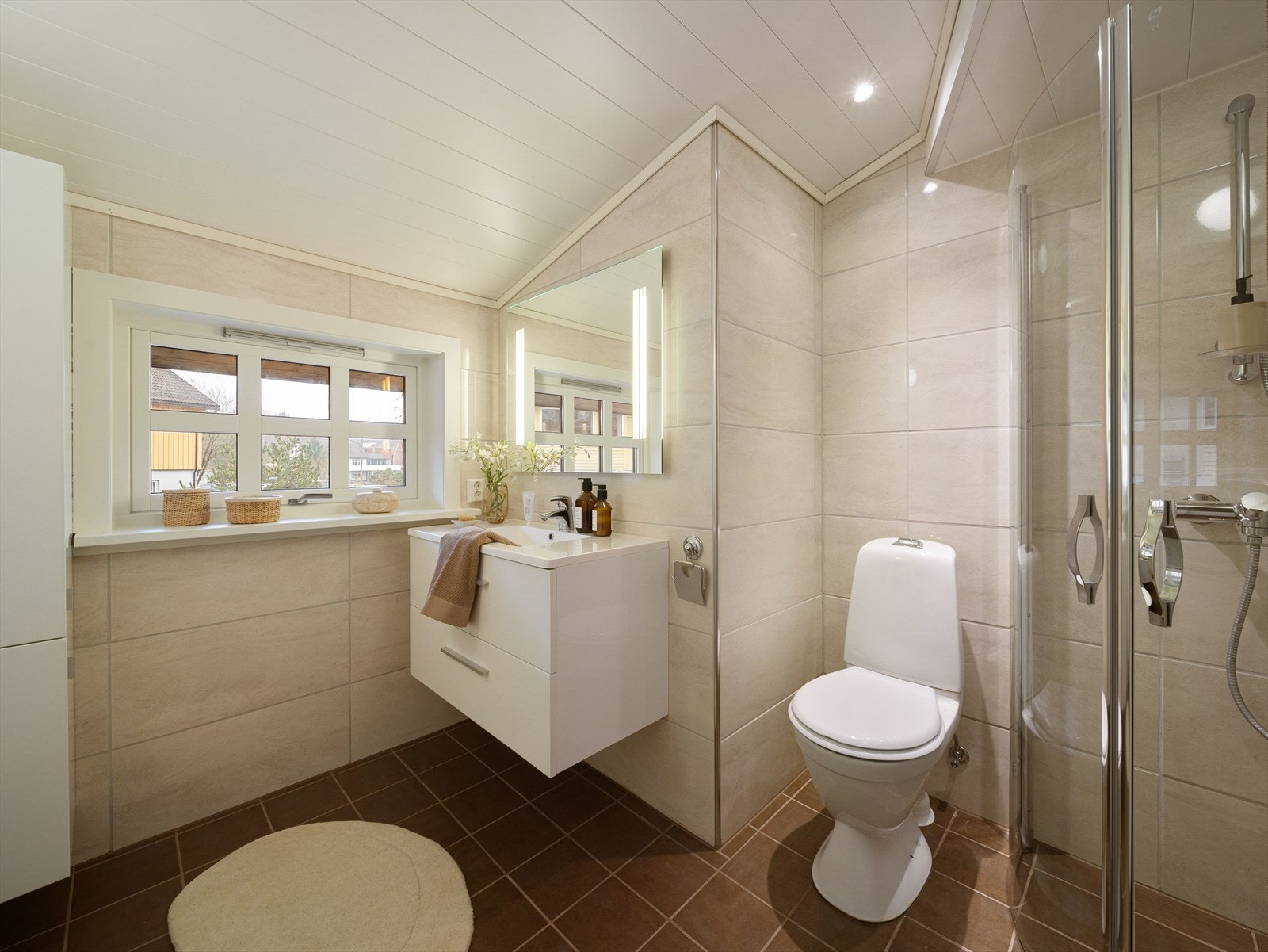 Flott helflist bad/wc i 1. etasje som er oppgradert i 2017. Innredet med innskyvbare dusjvegger, hvite baderomsmøbler og toalett. Galleribilde