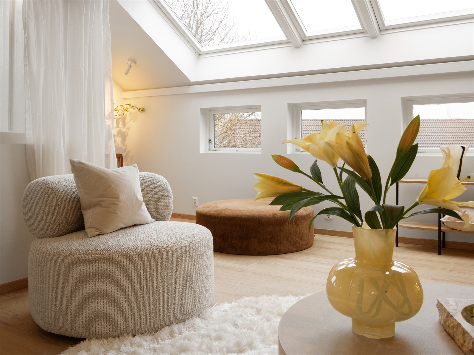 Stuen har godt med naturlig lys gjennom store vinduer. Galleribilde