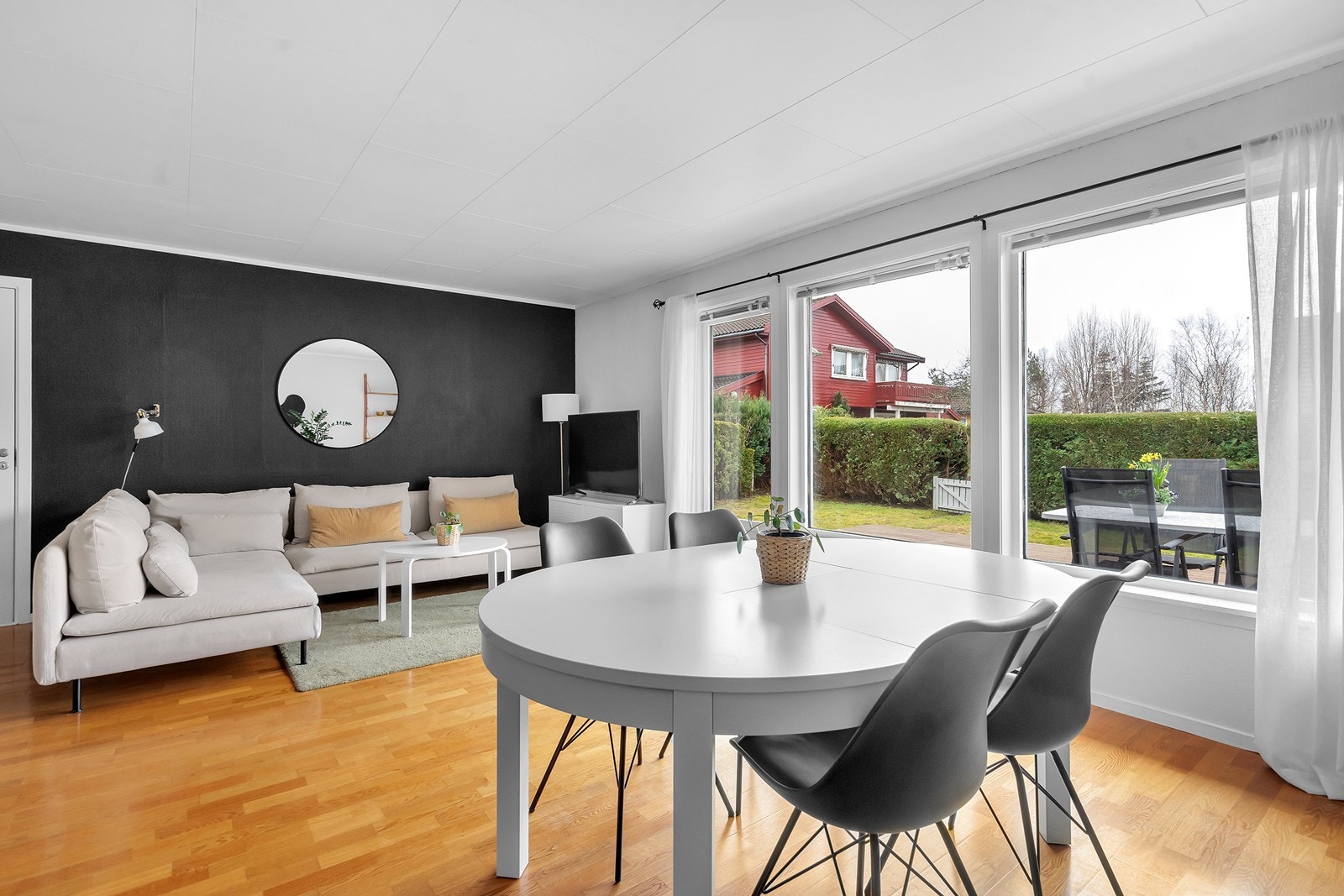 I stue er det god plass til både spisebord og sofagruppe. Galleribilde