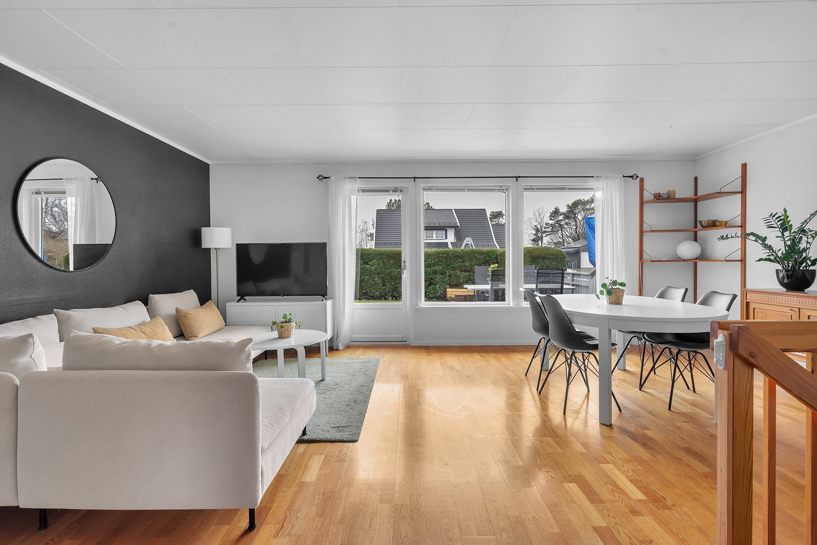 Stue med store vindusflater som slipper inn mye naturlig lys. Galleribilde