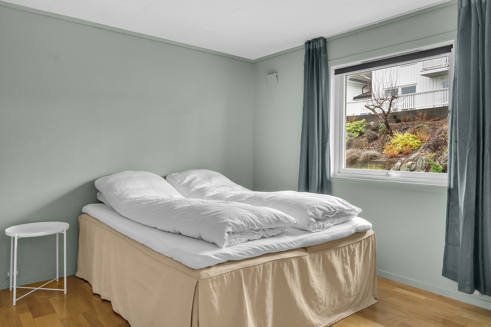 Hovedsoverom med god plass til dobbeltseng og annet ønskelig møblement. Galleribilde