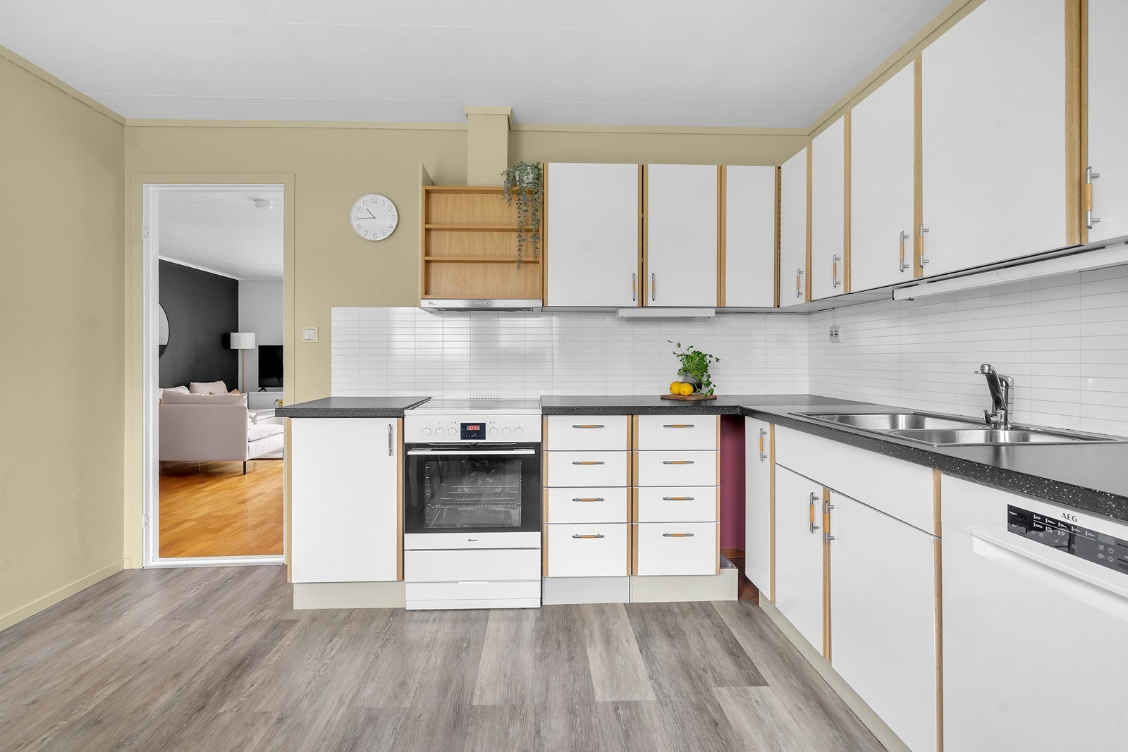 Romslig kjøkken med mye skap- og benkeplass. Galleribilde