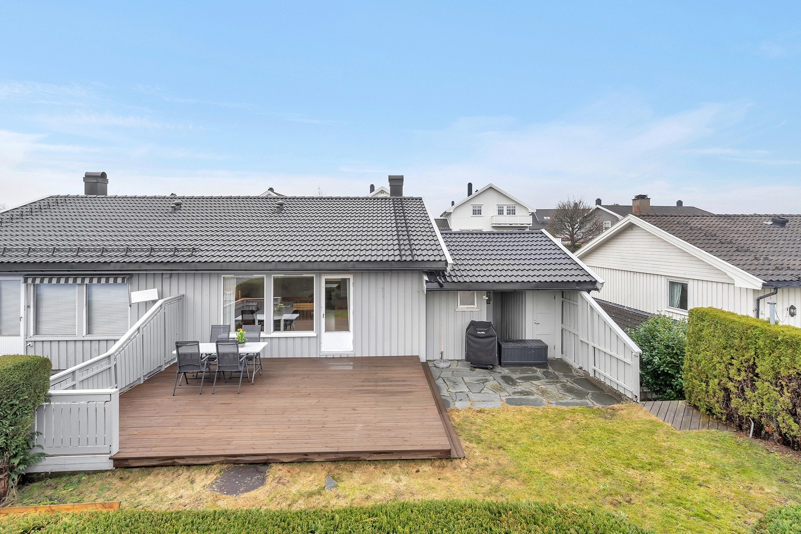 Boligen har et fint uteområde med ny stor platting og plen. Galleribilde