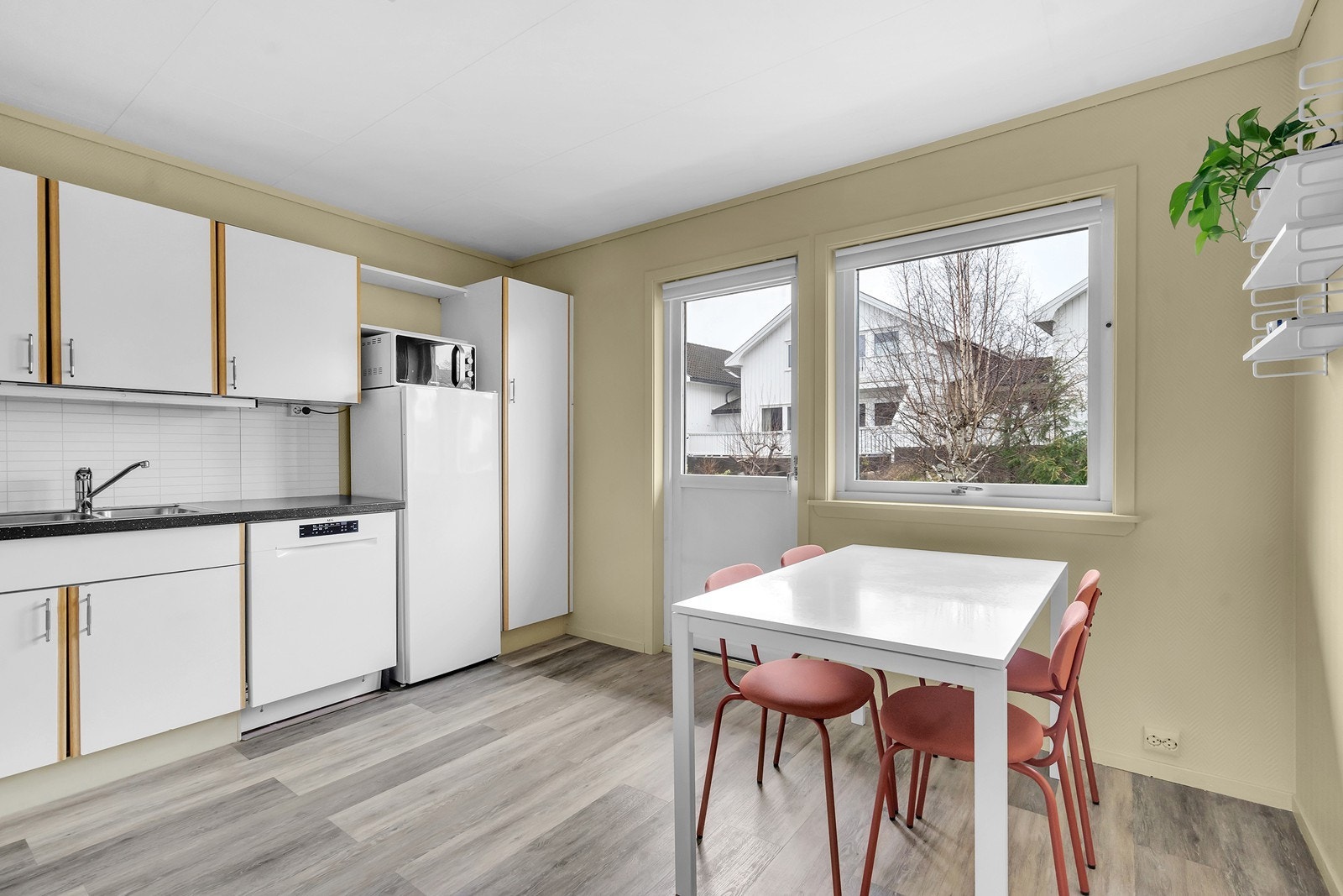 Kjøkkenet har god plass til spisebord og utgang til luftebalkong. Galleribilde