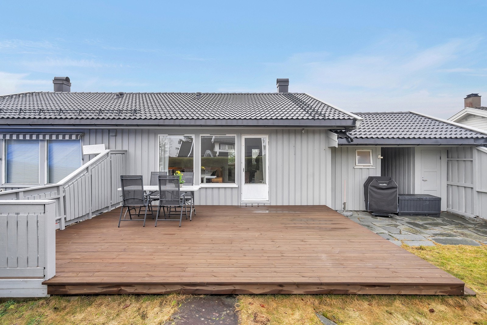 Plattingen har utgang fra stue og blir en forlengelse av stuen på sommerhalvåret. Galleribilde