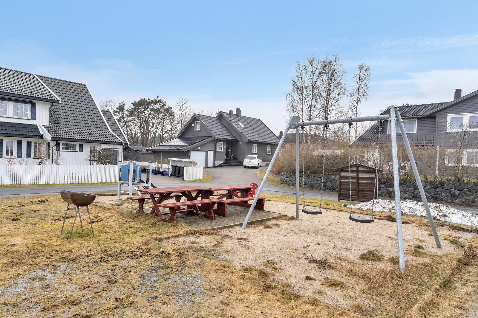 Felles lekeplass for nabolaget. Galleribilde