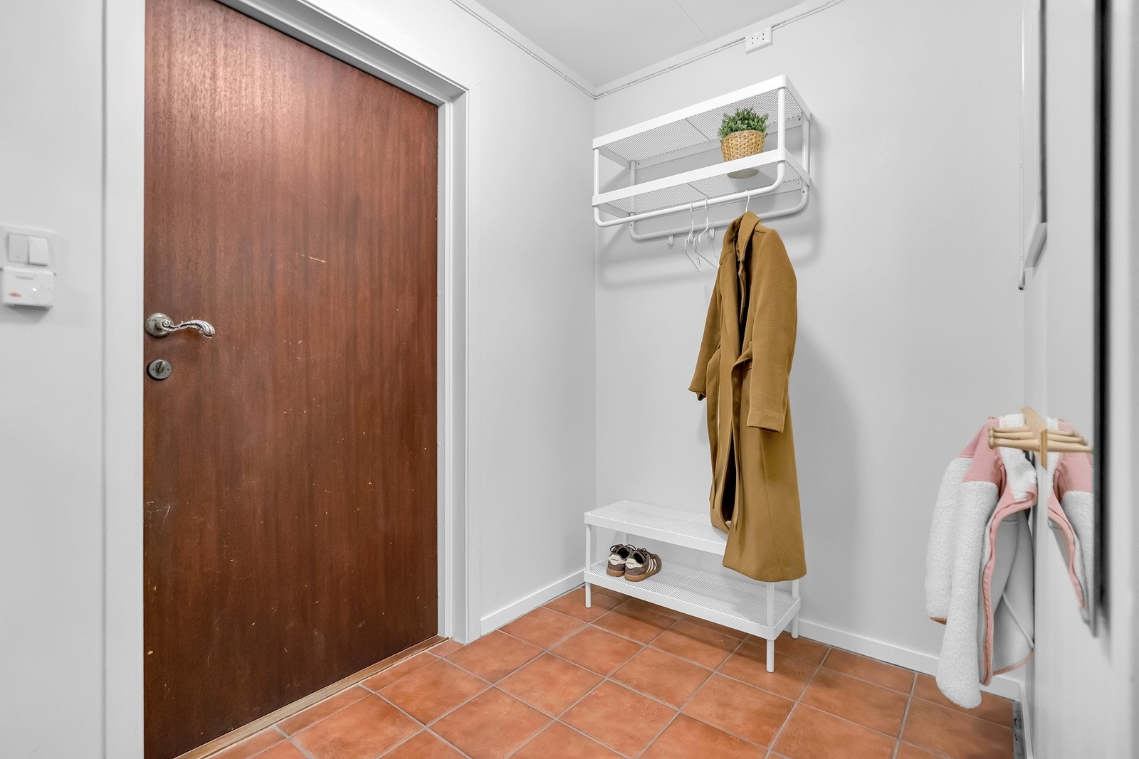 Entré med gode muligheter for oppbevaring av yttertøy. Galleribilde
