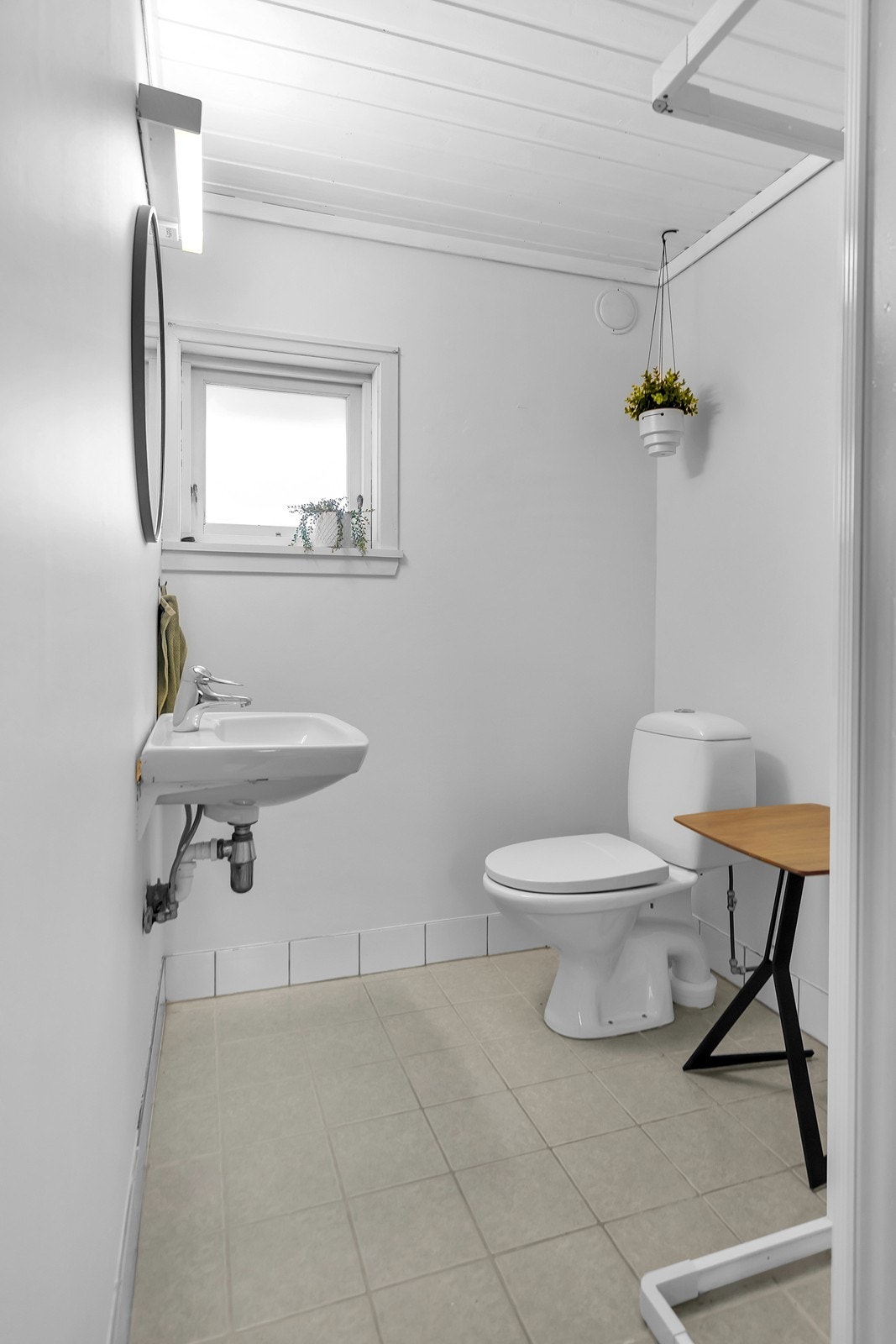 Bad med dusjhjørne, servant og toalett. Galleribilde