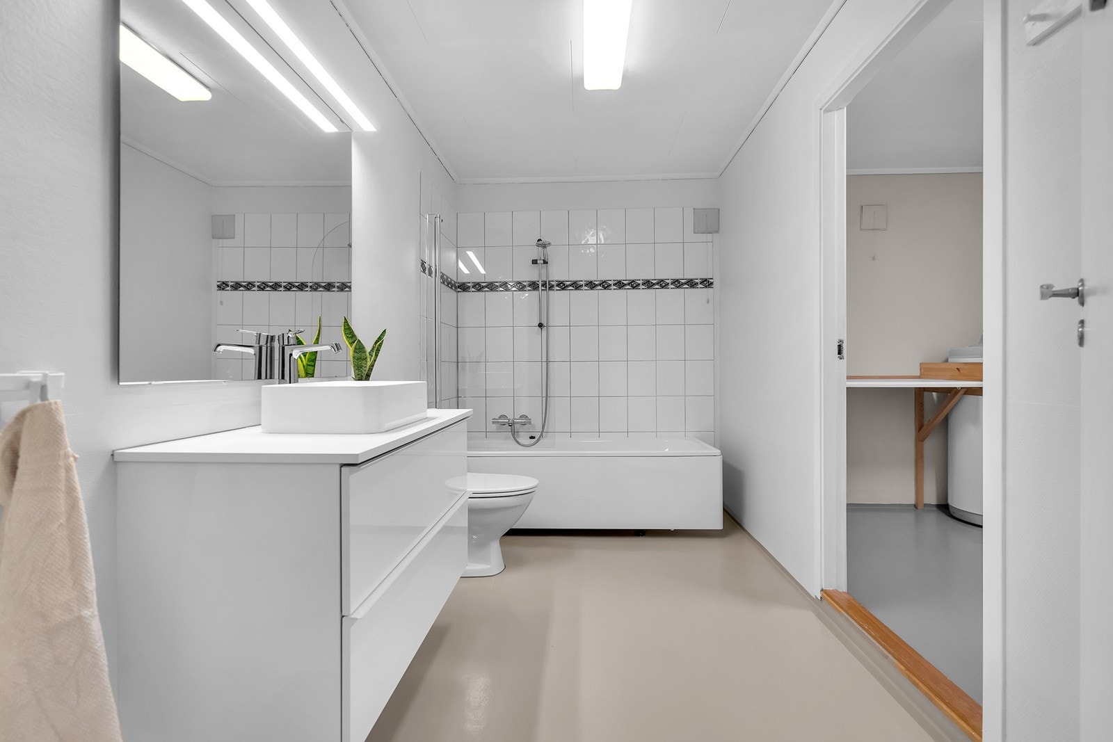 Bad med tilhørende vaskerom. Galleribilde