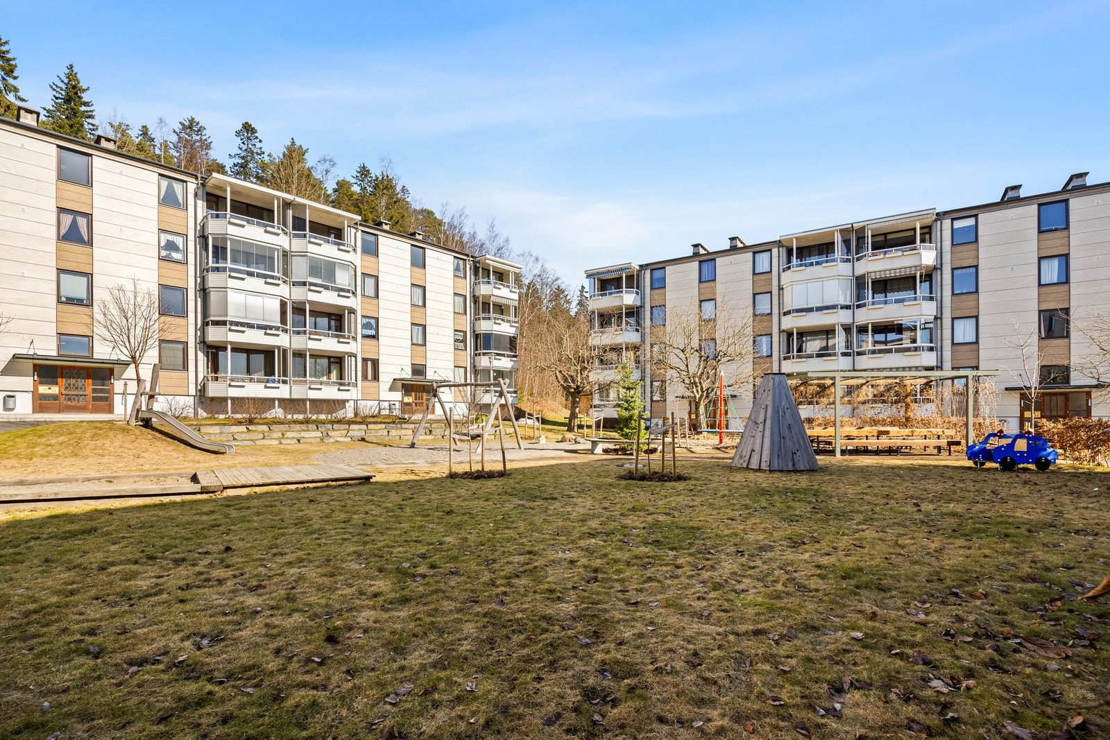 Hyggelig fellesområde med grøntarealer, sitteplasser og lekeapparater - ideelt for både små og store. Galleribilde