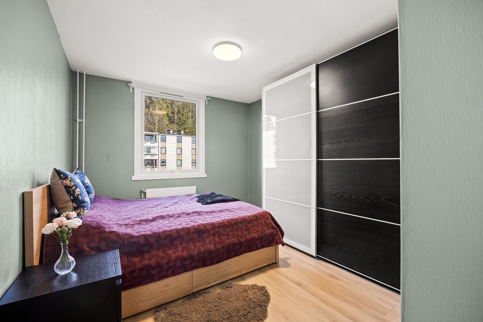 Soverom med garderobeløsning og god plass til seng, med rolig fargepalett som skaper en behagelig atmosfære. Galleribilde