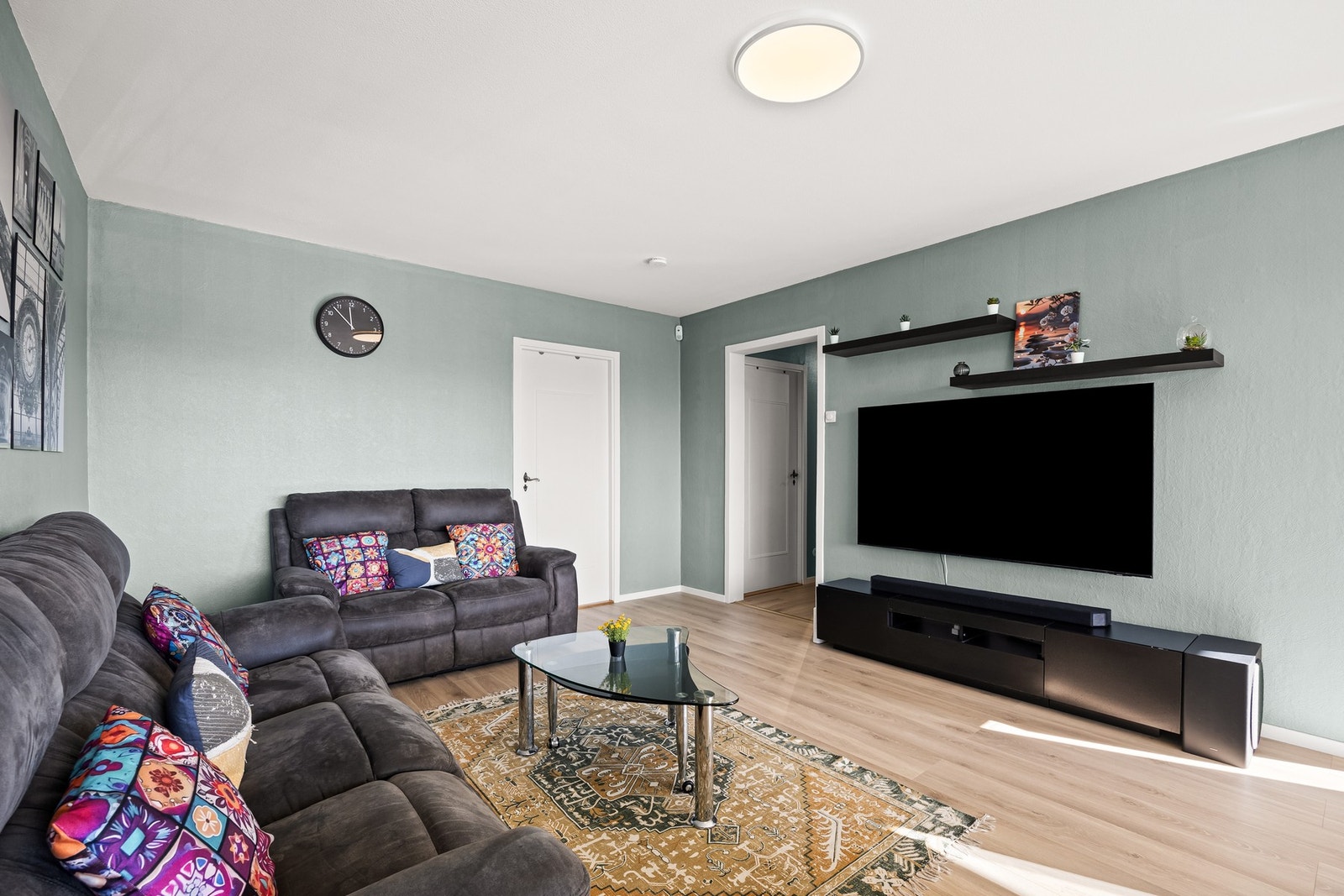 Lys og romslig stue med god plass til sofagruppe og hyggelige oppholdsarealer. Galleribilde