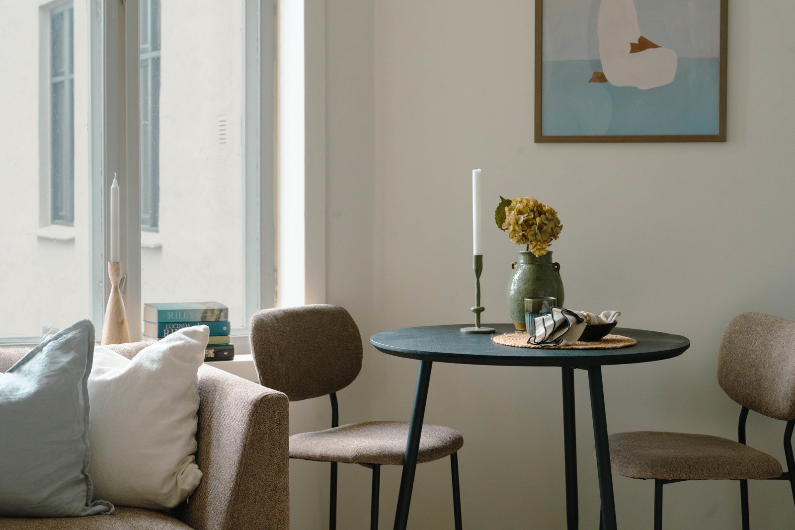 Et fleksibelt rom med gjennomtenkte løsninger - her forvandles soverommet enkelt til en hyggelig stue på dagtid Galleribilde