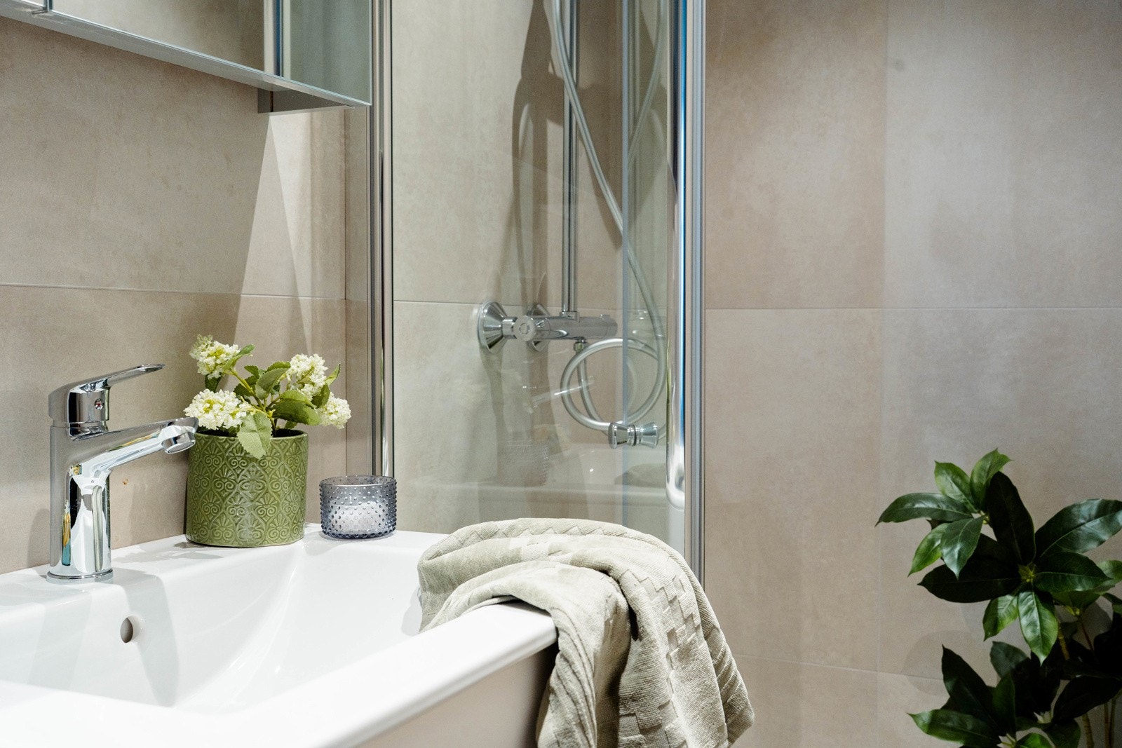 Delikat servantinnredning, regnfallsdusj og lyse flisevalg Galleribilde