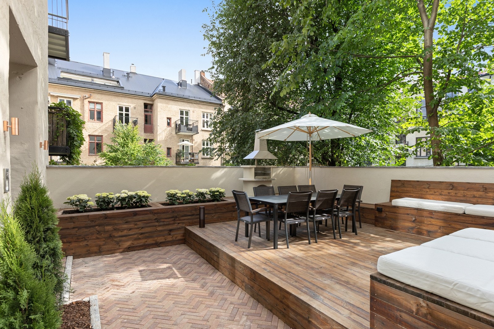 Bakgården er romslig og frodig med gode løsninger Galleribilde