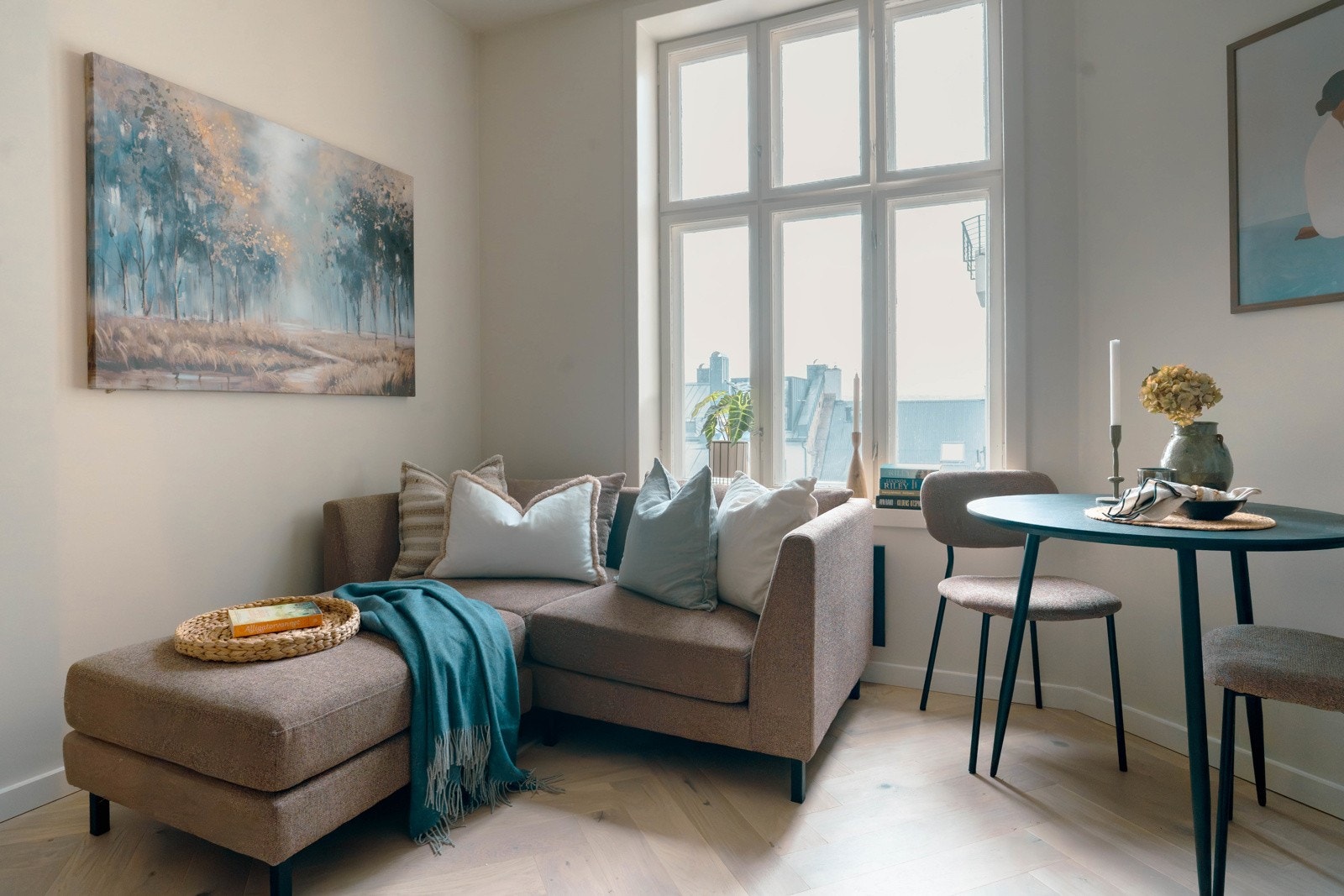 Her får du god takhøyde, lekker fiskebeinsparkett og store vindusflater som slipper inn rikelig med dagslys Galleribilde