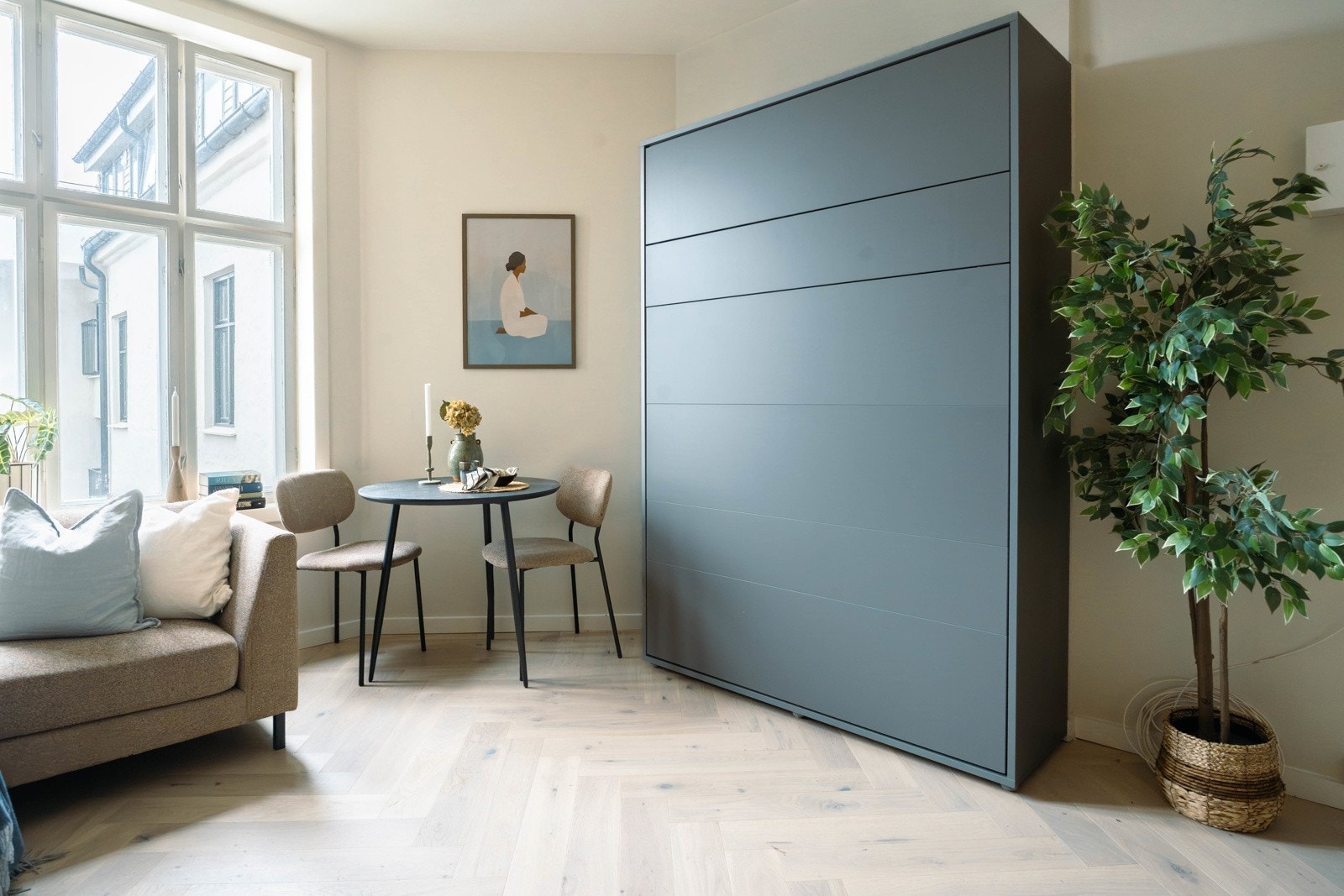 Dette er en lys og moderne leilighet med løsninger for optimal arealutnyttelse Galleribilde