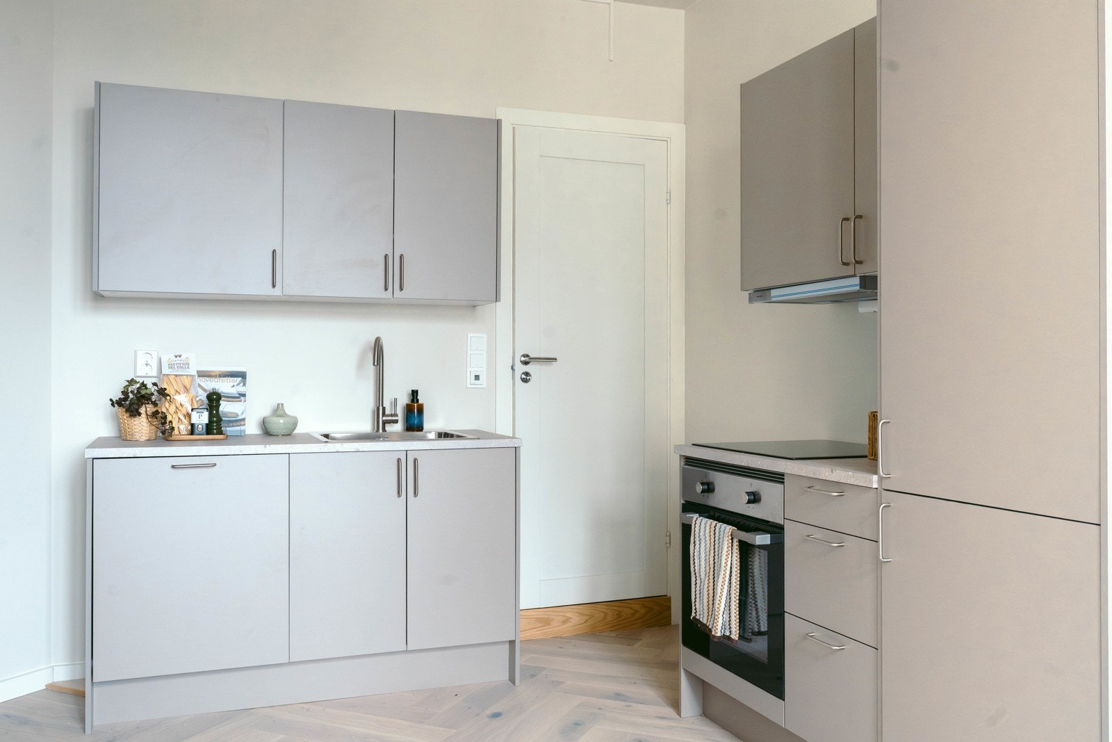 Kjøkkenet er levert av HTH med integrerte hvitevarer Galleribilde