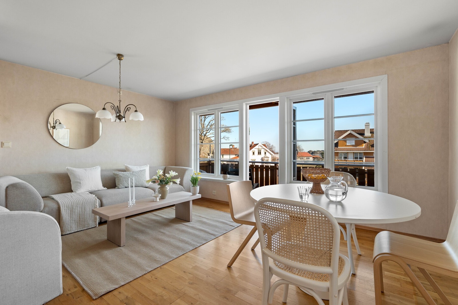 Store vindusflater sikrer rikelig med lysinnslipp. Galleribilde