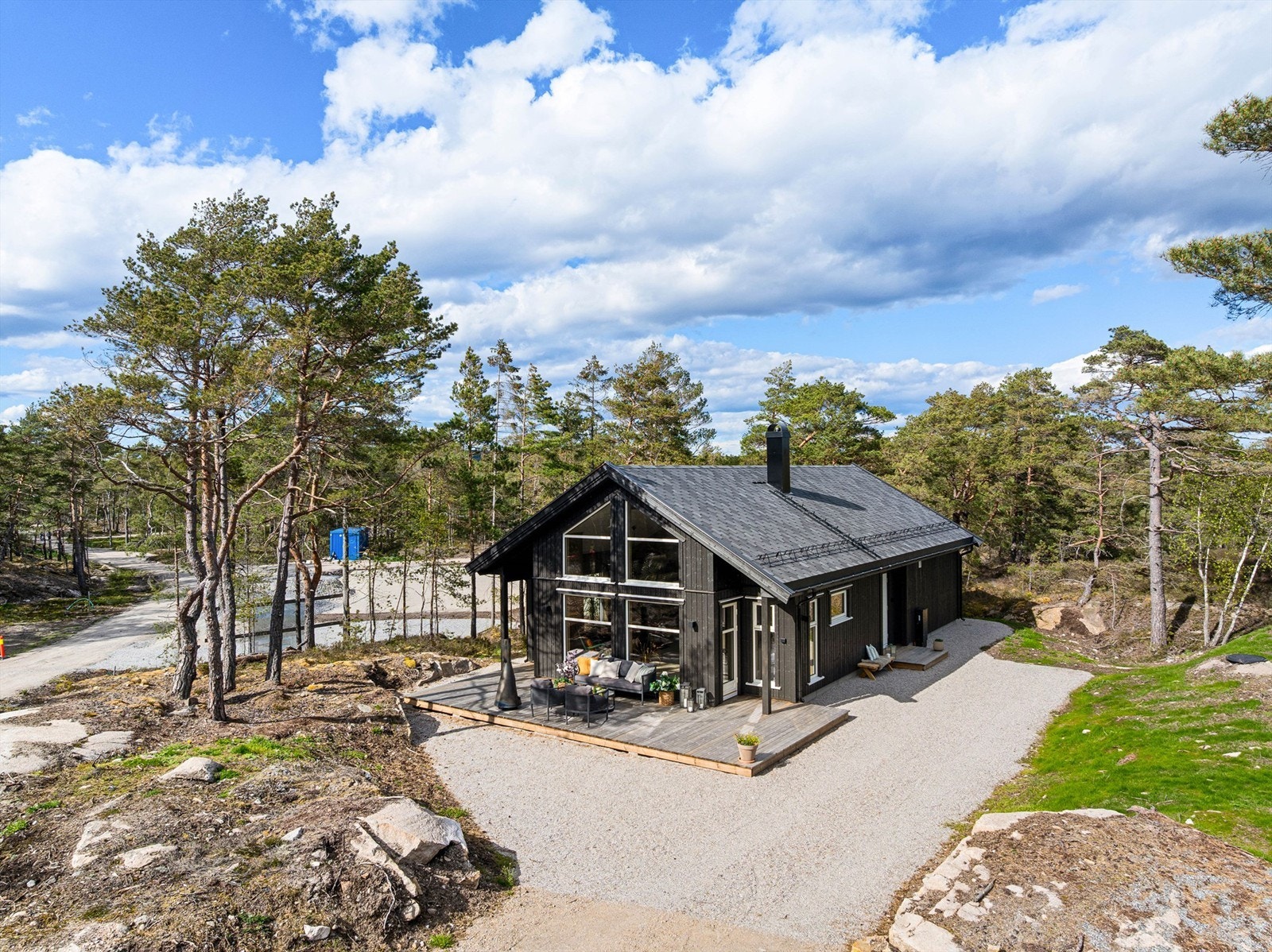 Hytta er oppført på en eiet tomt på 639 kvm. som utenom gårdsplass med gruset dekke består av naturlig terreng. Galleribilde